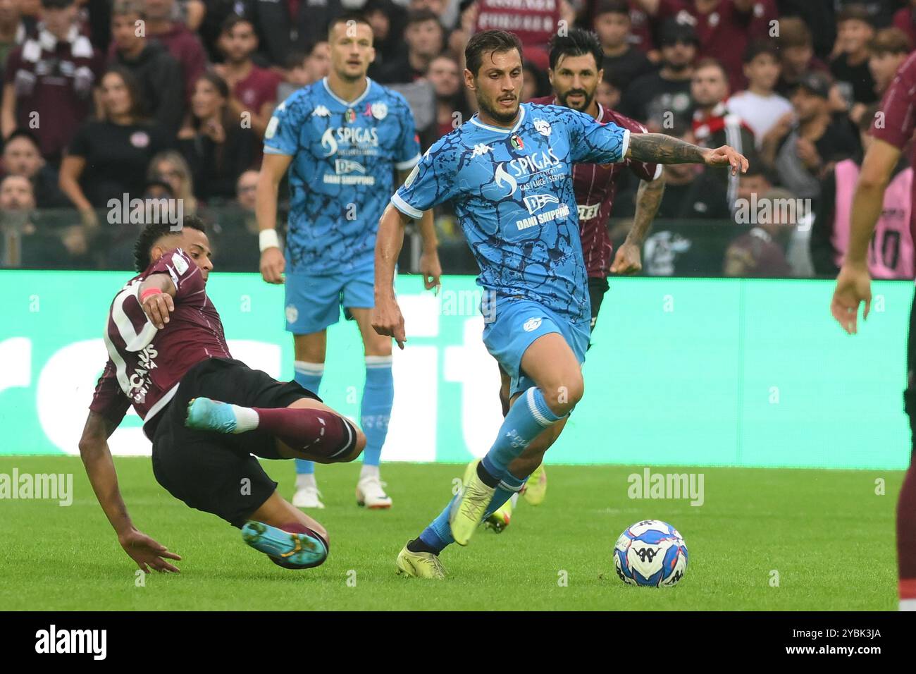 Salerno, Italien, 19. Oktober ,2024 Ernesto Torregrossa von US Salernitana 1924 tritt um den Ball mit Giuseppe Di Serio von Spezia Calcio an, während der Fußball-BKT zwischen US Salernitana 1919 und Spezia Calcio Calcio:Agostino Gemito/ Alamy Live News Stockfoto