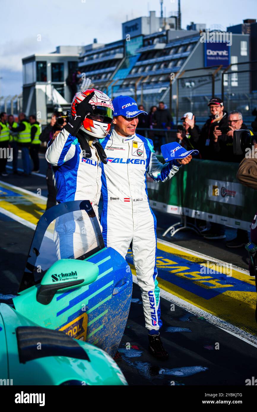 Nürburgring, Deutschland. Oktober 2024. 19/2024 Nürburgring Long Run Series (NLS) Rennen 5, Nürburgring, Deutschland, Bild: Die Gesamtsieger der 5. NLS Rennen #3 Falken Motorsport, Klaus Bachler und Alessio Picariell im Porsche 911 GT3 R Credit: Robin Huth/Alamy Live News Stockfoto