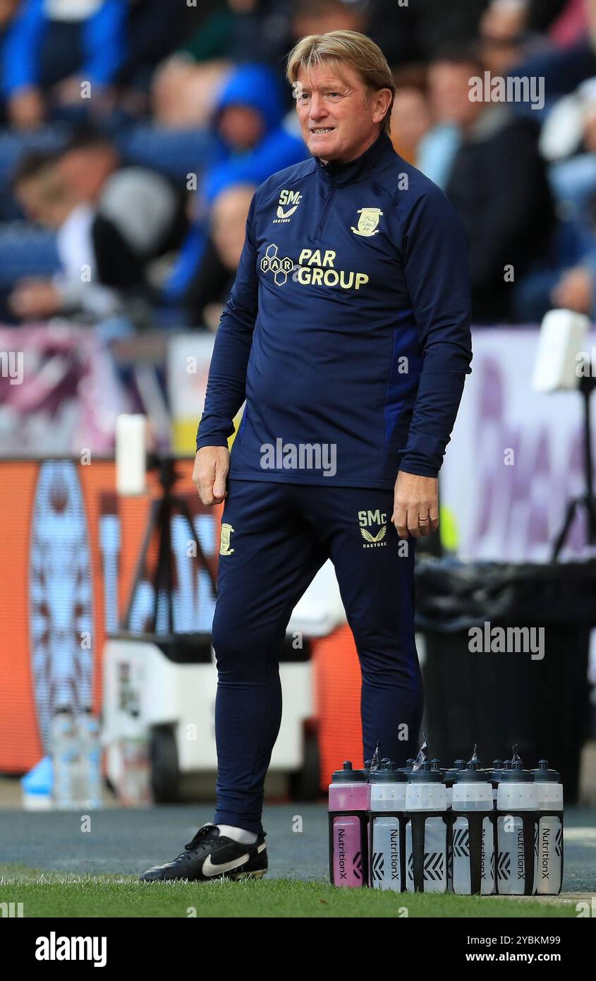 Deepdale, Preston, Großbritannien. Oktober 2024. EFL Championship Football, Preston North End gegen Coventry City; Preston Assistant Manager Stuart McCall verfolgt die Action von der Touchline Credit: Action Plus Sports/Alamy Live News Stockfoto