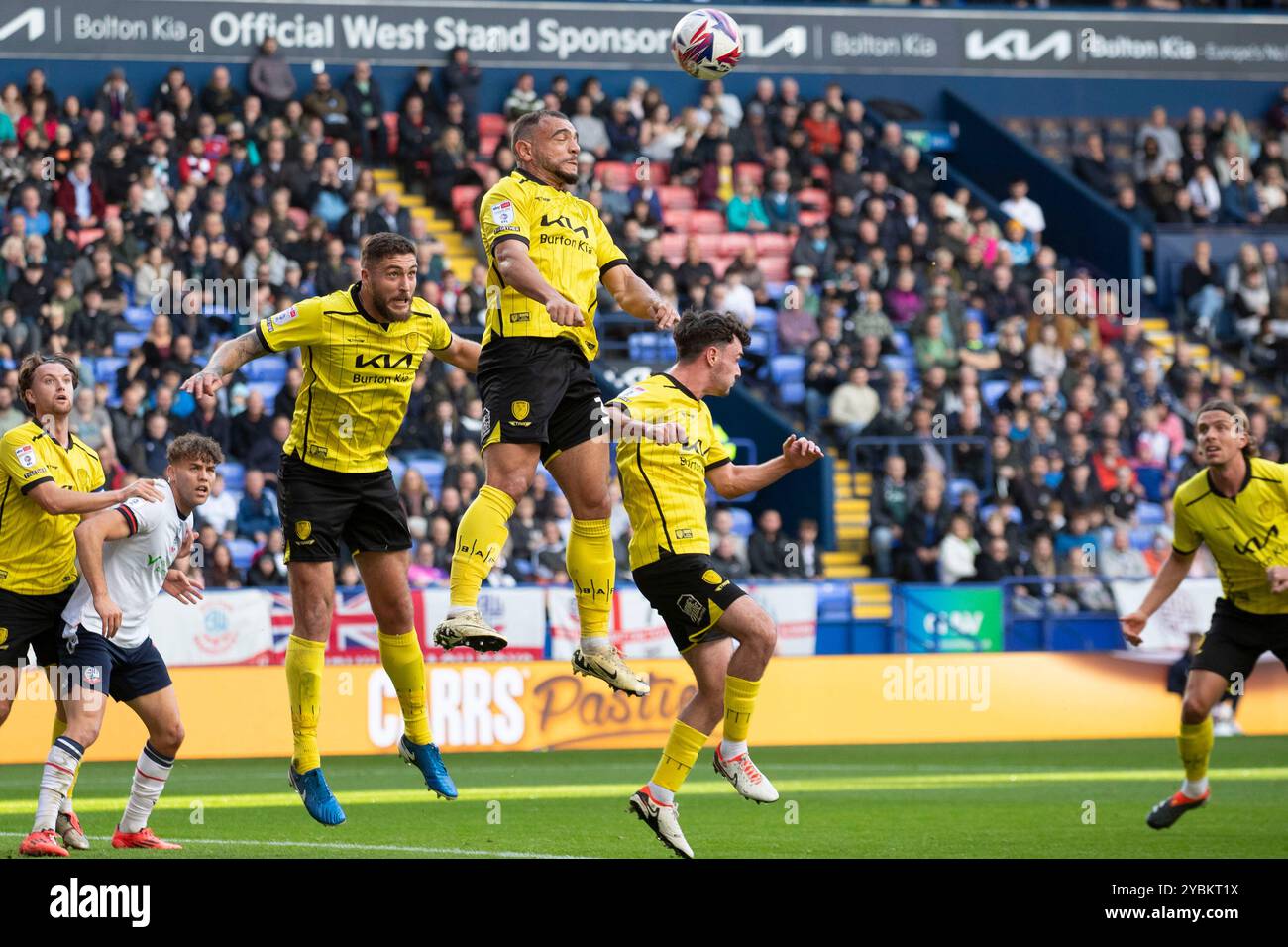 Toughsheet Stadium, Bolton am Samstag, den 19. Oktober 2024. Mason Bennett #32 des FC Burton Albion räumt das Gebiet während des Spiels der Sky Bet League 1 zwischen Bolton Wanderers und Burton Albion im Toughsheet Stadium, Bolton, am Samstag, den 19. Oktober 2024. (Foto: Mike Morese | MI News) Credit: MI News & Sport /Alamy Live News Stockfoto