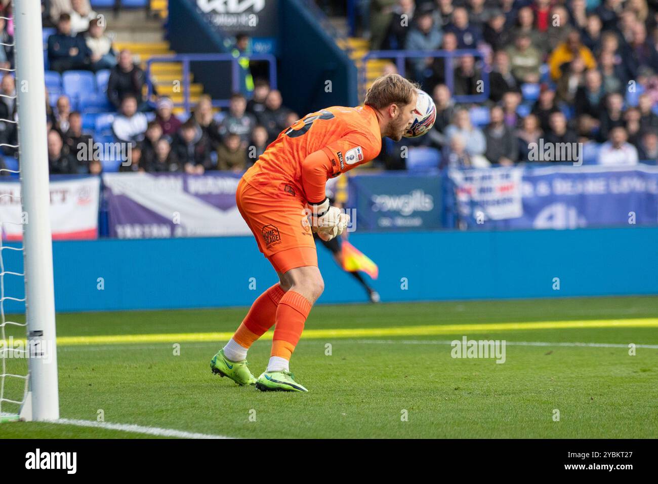 Toughsheet Stadium, Bolton am Samstag, den 19. Oktober 2024. Harvey spielte #13 (GK) von Burton Albion F.C. während des Spiels der Sky Bet League 1 zwischen Bolton Wanderers und Burton Albion im Toughsheet Stadium, Bolton am Samstag, den 19. Oktober 2024. (Foto: Mike Morese | MI News) Credit: MI News & Sport /Alamy Live News Stockfoto