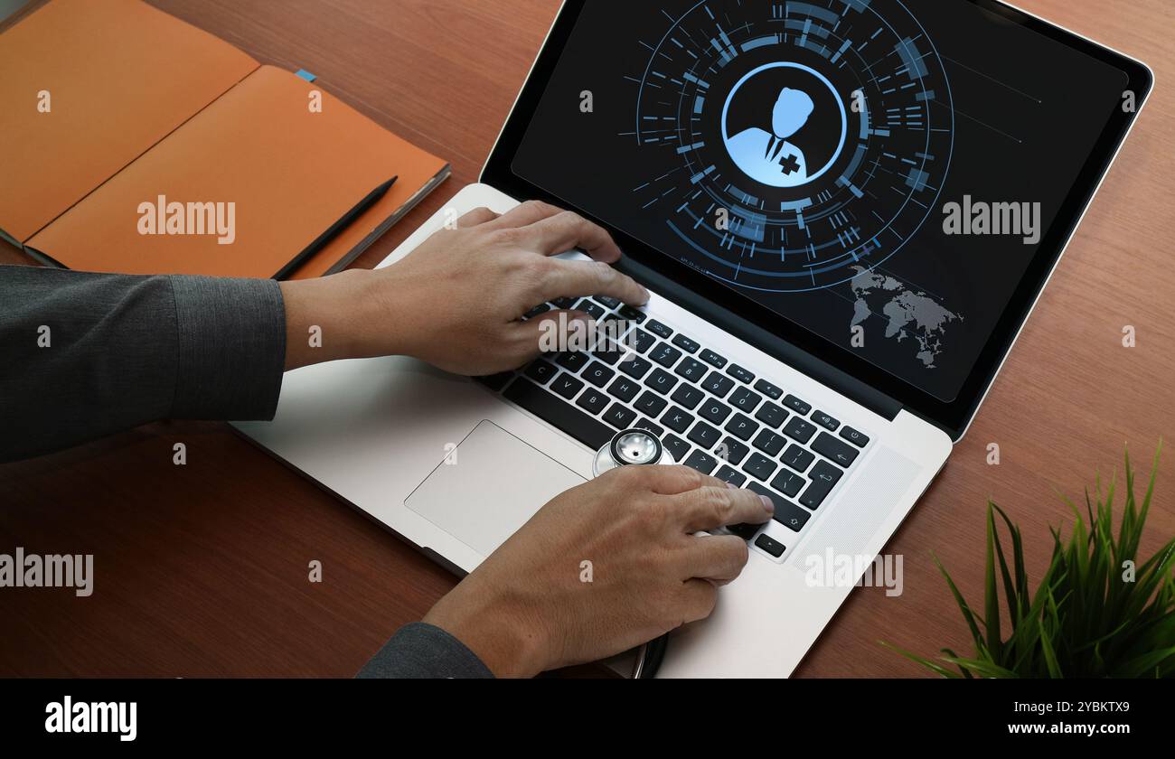 Eine Person bedient einen Laptop, der eine digitale Schnittstelle mit einem medizinischen Symbol für Telemedizin anzeigt. Stockfoto