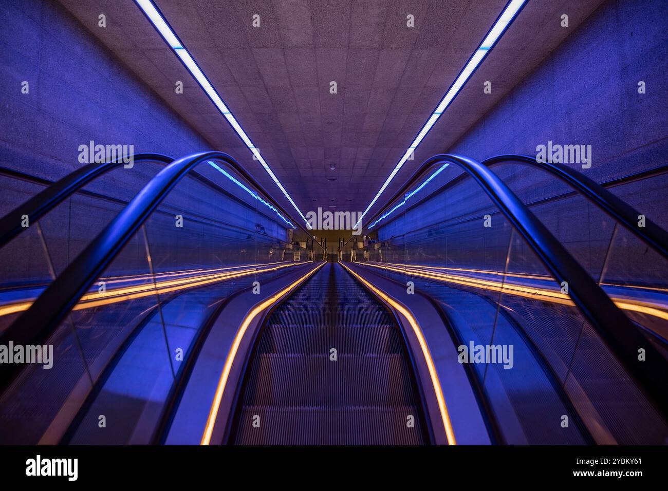 Modern aussehender unterirdischer Eskalator in einer U-Bahn Stockfoto