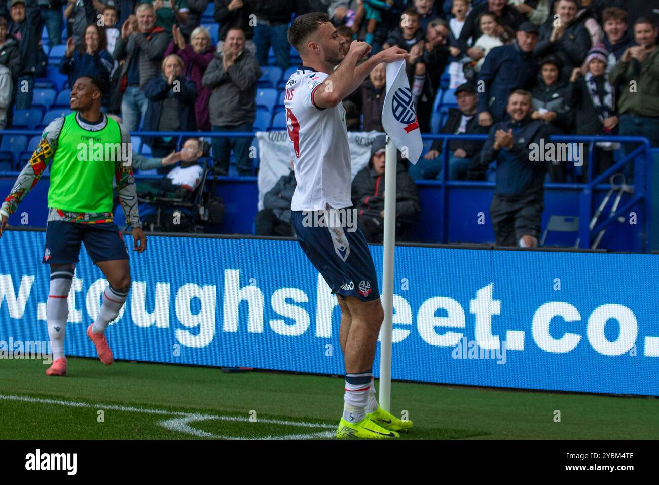 Toughsheet Stadium, Bolton am Samstag, den 19. Oktober 2024. Tor 1-0 Aaron Collins #19 von Bolton Wanderers F.C. feiert sein Tor während des Spiels der Sky Bet League 1 zwischen Bolton Wanderers und Burton Albion im Toughsheet Stadium, Bolton, am Samstag, den 19. Oktober 2024. (Foto: Mike Morese | MI News) Credit: MI News & Sport /Alamy Live News Stockfoto