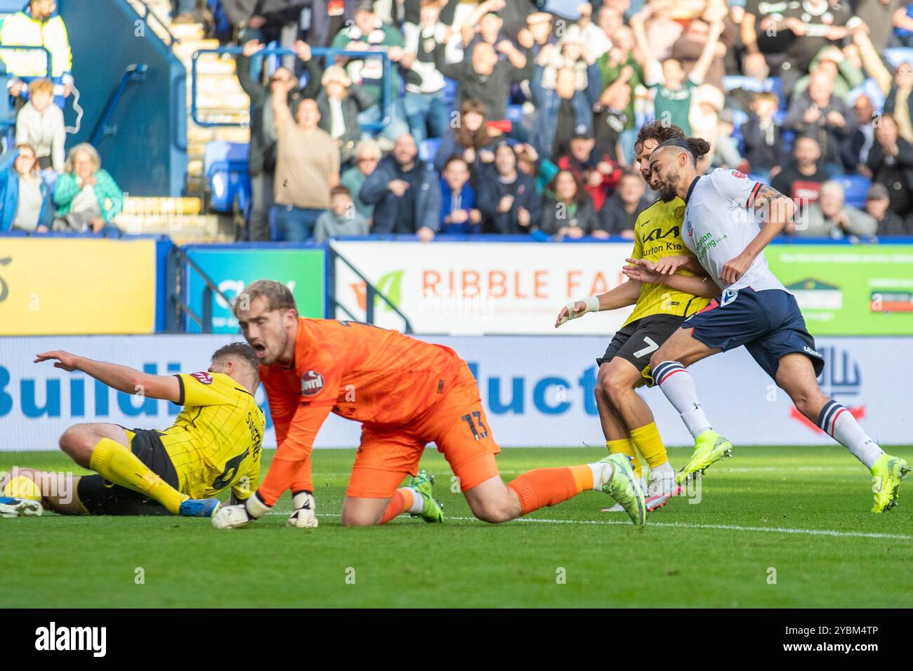 Toughsheet Stadium, Bolton am Samstag, den 19. Oktober 2024. Während des Spiels der Sky Bet League 1 zwischen Bolton Wanderers und Burton Albion im Toughsheet Stadium, Bolton am Samstag, den 19. Oktober 2024. (Foto: Mike Morese | MI News) Credit: MI News & Sport /Alamy Live News Stockfoto