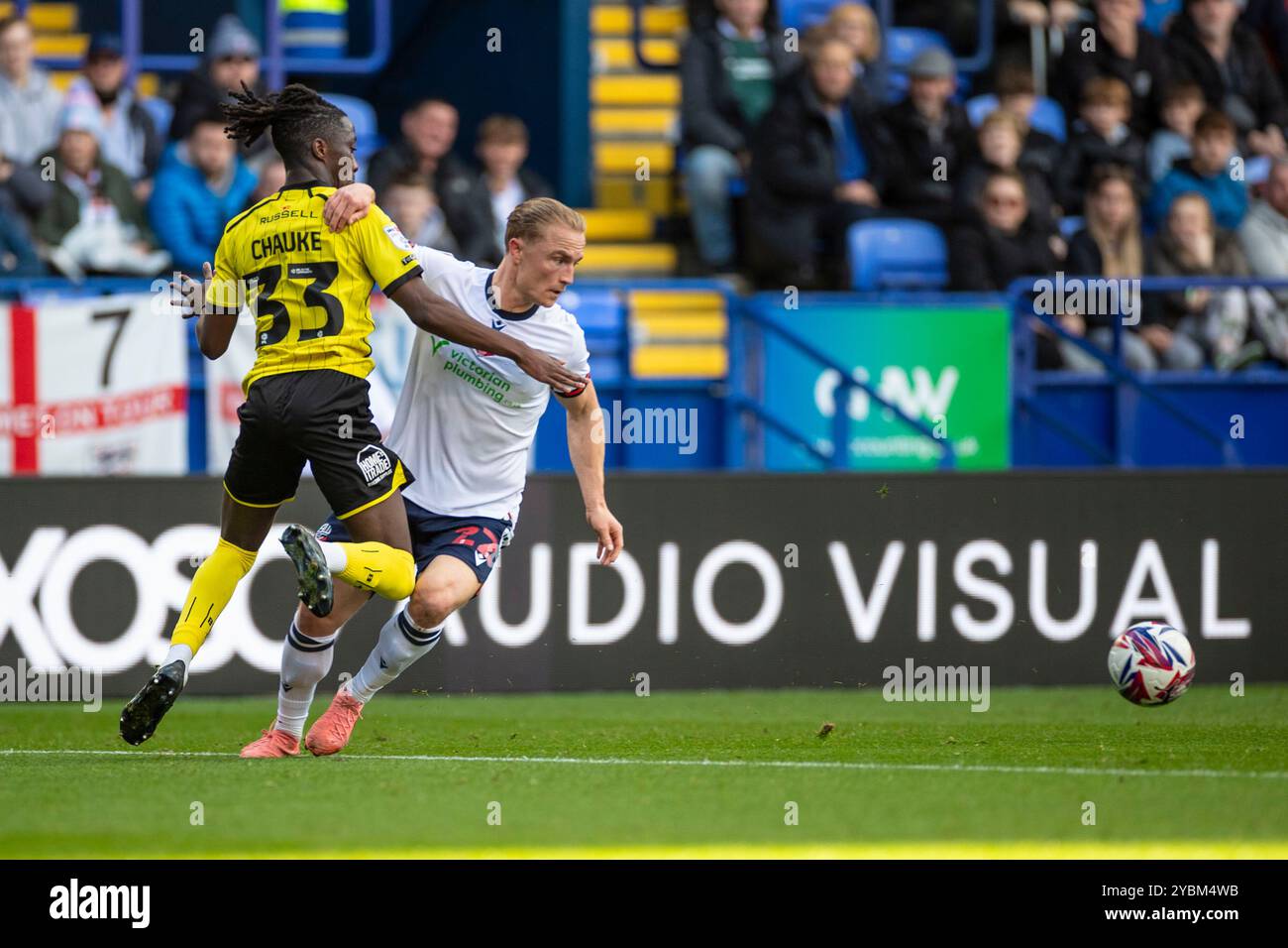 Toughsheet Stadium, Bolton am Samstag, den 19. Oktober 2024. Kyle Dempsey #22 von Bolton Wanderers F.C. wurde von Kgagelo Chauke #33 von Burton Albion F.C. während des Spiels der Sky Bet League 1 zwischen Bolton Wanderers und Burton Albion im Toughsheet Stadium in Bolton am Samstag, den 19. Oktober 2024, besiegt. (Foto: Mike Morese | MI News) Credit: MI News & Sport /Alamy Live News Stockfoto