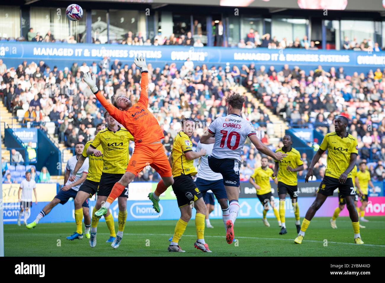 Toughsheet Stadium, Bolton am Samstag, den 19. Oktober 2024. Harvey Isted #13 (GK) von Burton Albion F.C. sichert sich beim Spiel der Sky Bet League 1 zwischen Bolton Wanderers und Burton Albion im Toughsheet Stadium, Bolton, am Samstag, den 19. Oktober 2024. (Foto: Mike Morese | MI News) Credit: MI News & Sport /Alamy Live News Stockfoto