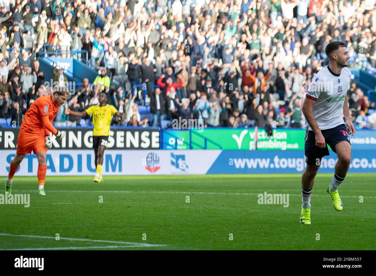 Toughsheet Stadium, Bolton am Samstag, den 19. Oktober 2024. Aaron Collins #19 von Bolton Wanderers F.C. feiert sein Tor während des Spiels der Sky Bet League 1 zwischen Bolton Wanderers und Burton Albion im Toughsheet Stadium, Bolton, am Samstag, den 19. Oktober 2024. (Foto: Mike Morese | MI News) Credit: MI News & Sport /Alamy Live News Stockfoto