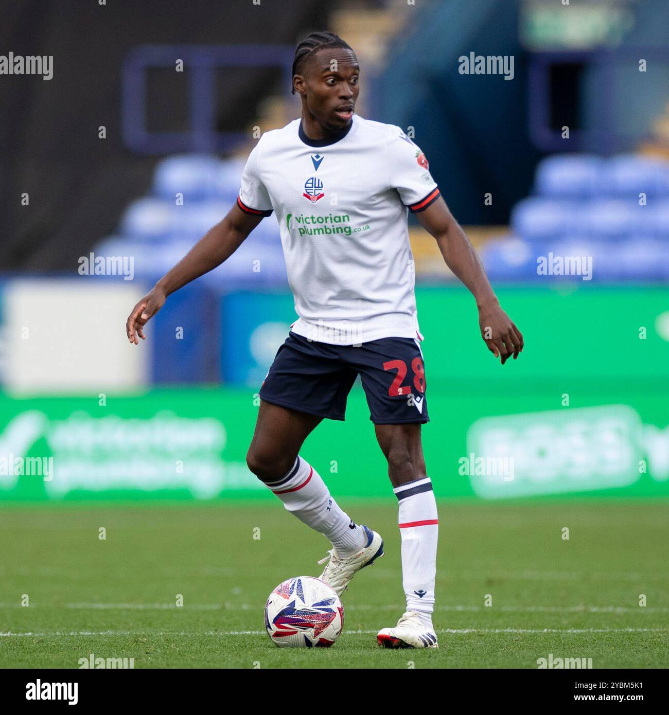 Toughsheet Stadium, Bolton am Samstag, den 19. Oktober 2024. Jay Matete #28 von Bolton Wanderers F.C. während des Spiels der Sky Bet League 1 zwischen Bolton Wanderers und Burton Albion im Toughsheet Stadium, Bolton am Samstag, den 19. Oktober 2024. (Foto: Mike Morese | MI News) Credit: MI News & Sport /Alamy Live News Stockfoto