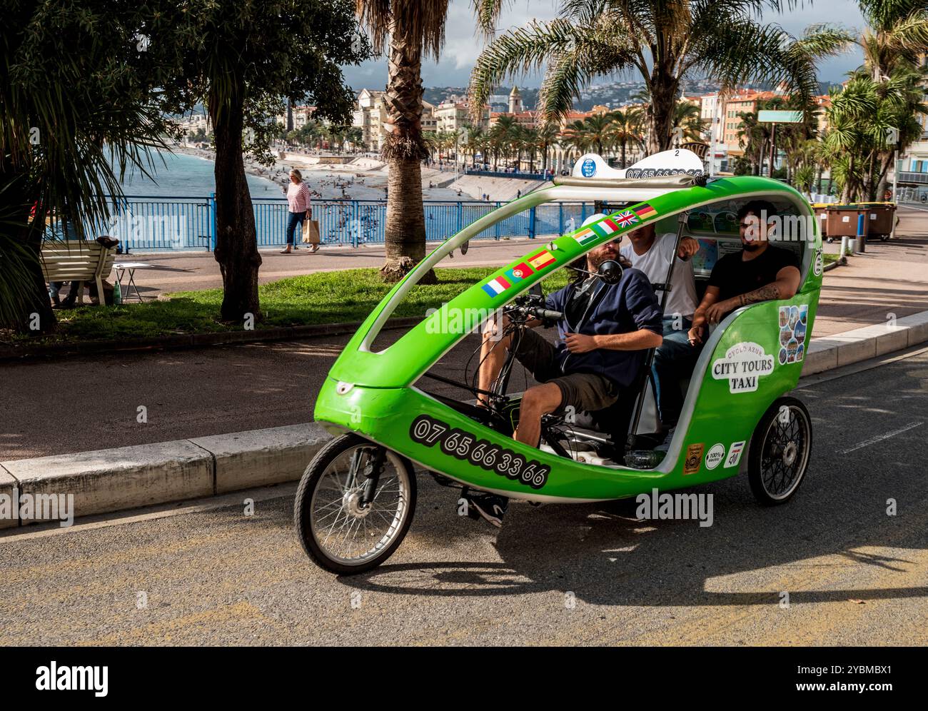 Ein Stadtrundfahrten Trettaxi im Quai Rauba Capeu, Nizza, Frankreich Stockfoto