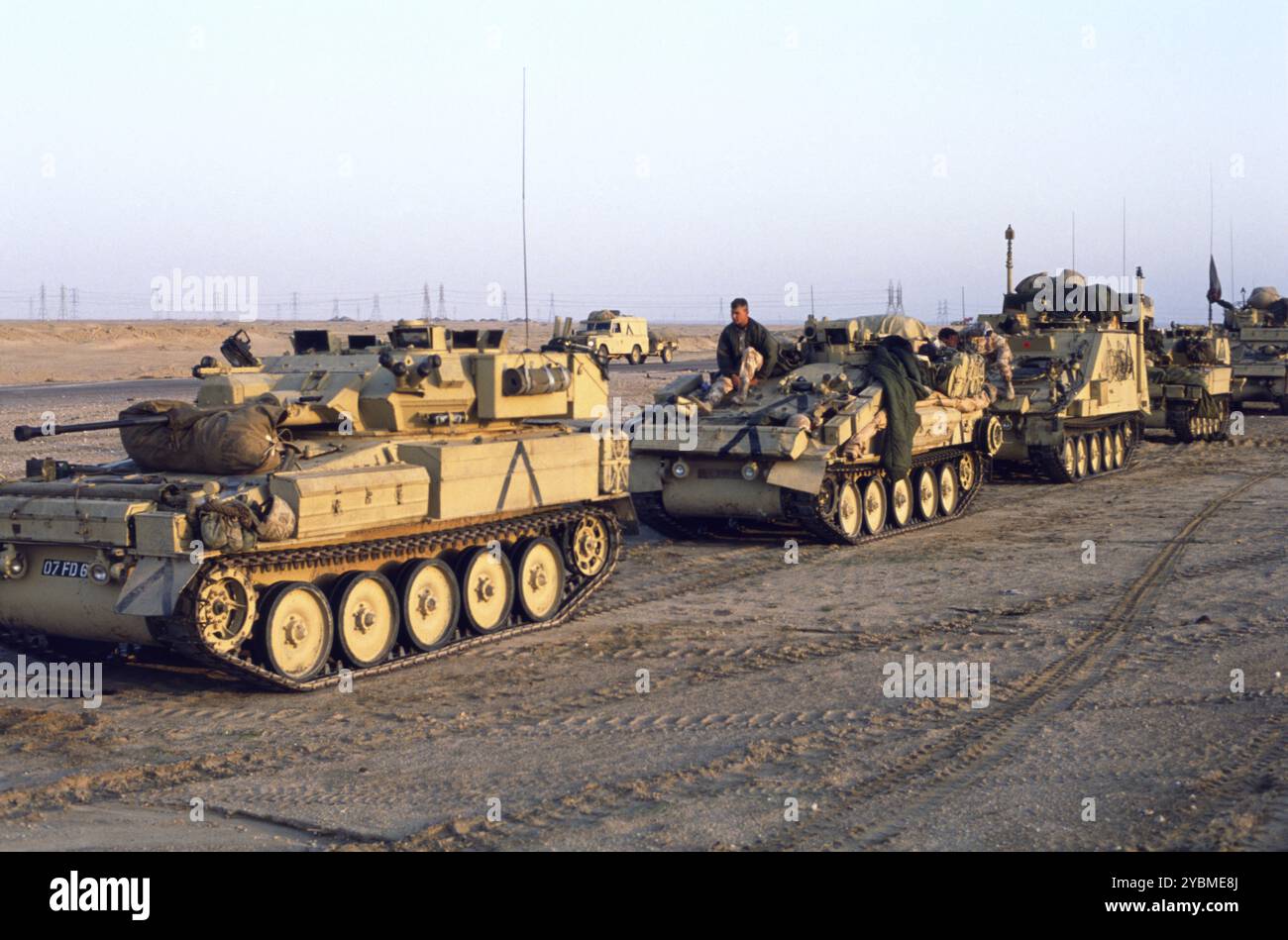 Erster Golfkrieg: 10. März 1991 Eine Kolonne gepanzerter Fahrzeuge ...
