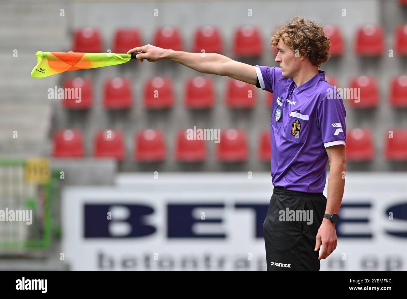 Waregem, Belgien. Oktober 2024. Stellvertretende Schiedsrichterin Emiel Ares, dargestellt während eines Frauenfußballspiels zwischen Zulte-Waregem Dames und Standard Femina am 8. Spieltag der Saison 2024 - 2025 der Belgischen Lotto Womens Super League, am Samstag, 19. Oktober 2024 in Waregem, BELGIEN. Quelle: Sportpix/Alamy Live News Stockfoto