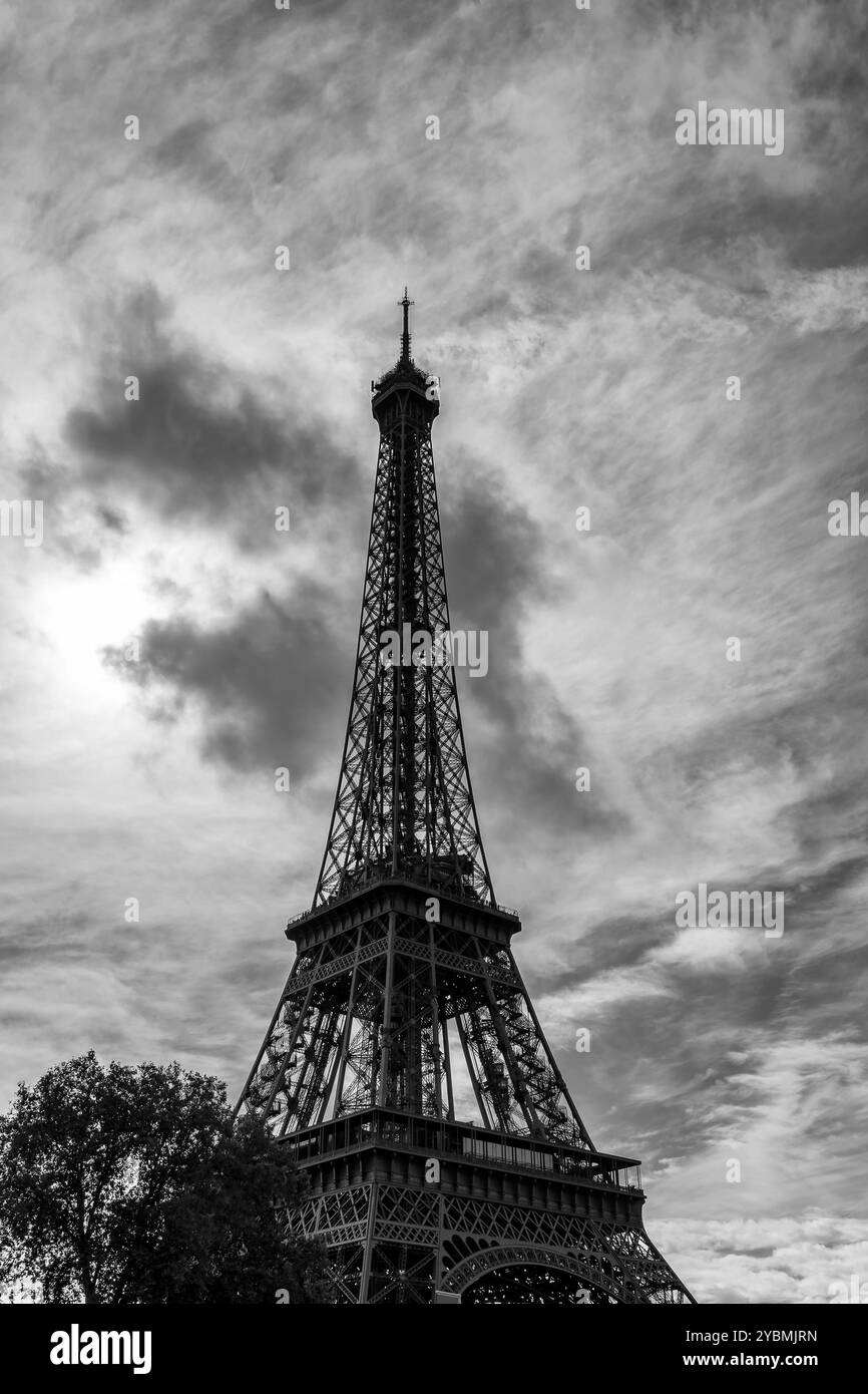 Der Eiffelturm beleuchtet vor einem dramatischen Himmel in Schwarz-weiß, Paris, Frankreich Stockfoto