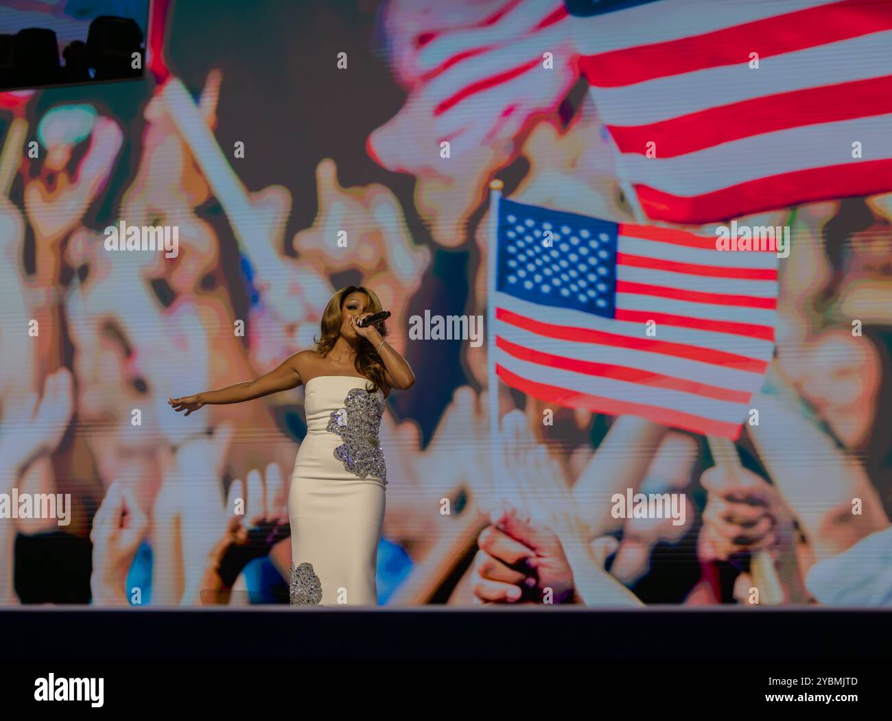 CHICAGO, Illinois – 19. August 2024: Der US-amerikanische Country-Künstler Mickey Guyton tritt 2024 auf der Democratic National Convention im United Center auf. Stockfoto