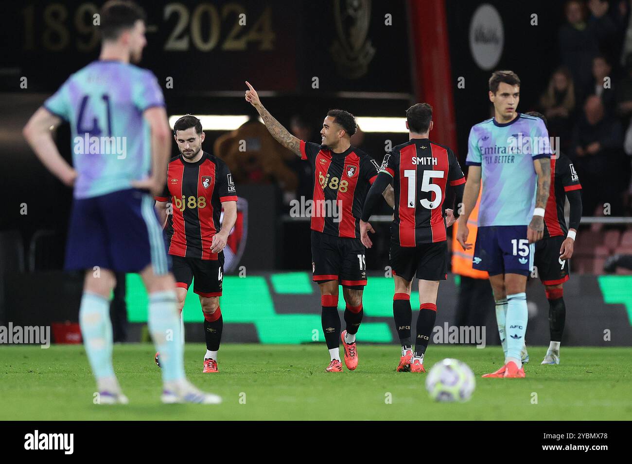 Bournemouth's Justin Kluivert (Mitte) feiert das zweite Tor des Spiels aus einem Elfmeterschießen während des Premier League-Spiels im Vitality Stadium, Bournemouth. Bilddatum: Samstag, 19. Oktober 2024. Stockfoto
