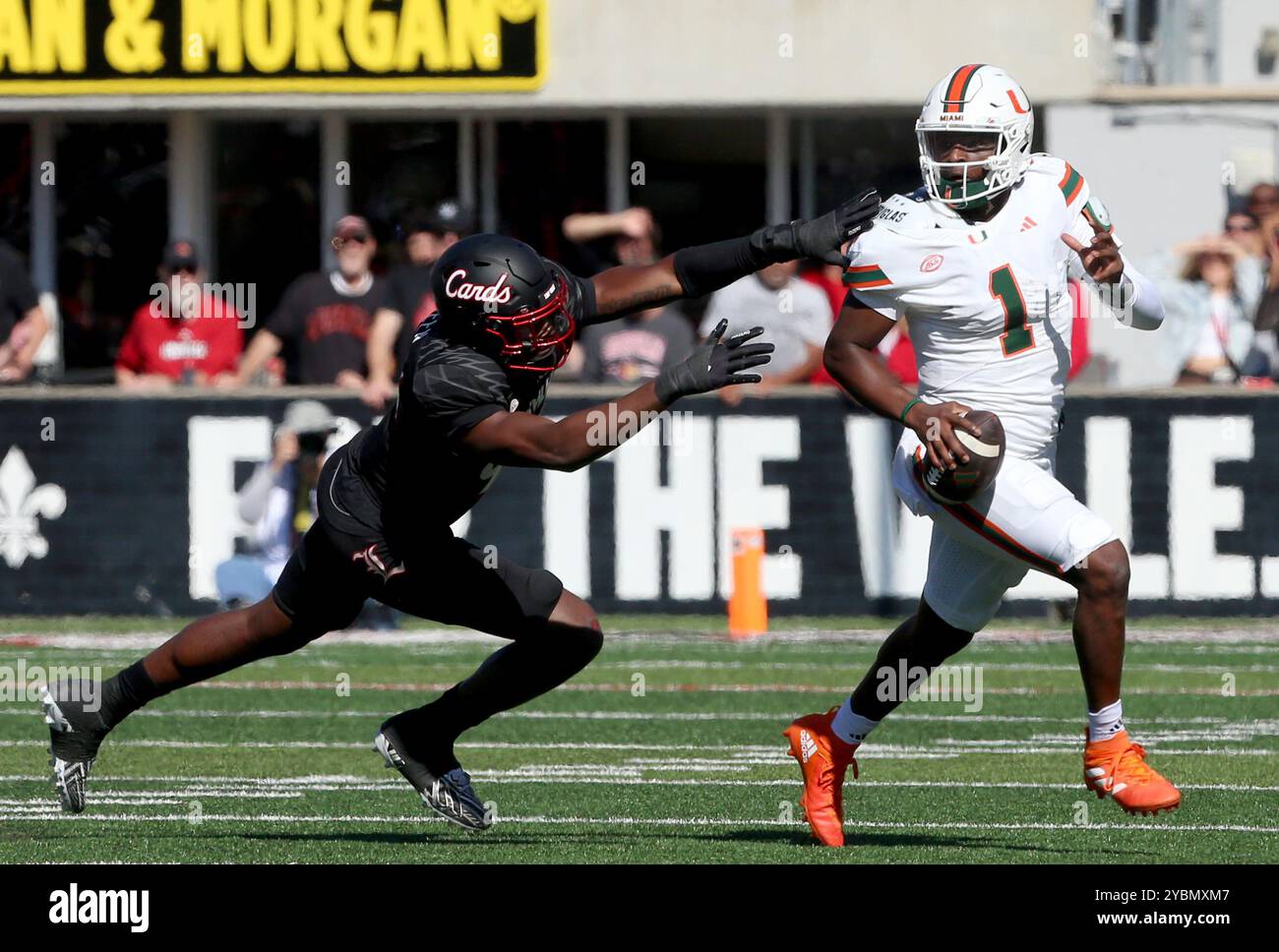 Louisville, Usa. Oktober 2024. Miami Hurricanes Quarterback Cam Wood (1) kämpft in der ersten Spielhälfte im L&N Stadium am Samstag, den 19. Oktober 2024 in Louisville, Kentucky, um sich von den Louisville Cardinals AJ Green (98) zu befreien. Foto von John Sommers II/UPI Credit: UPI/Alamy Live News Stockfoto