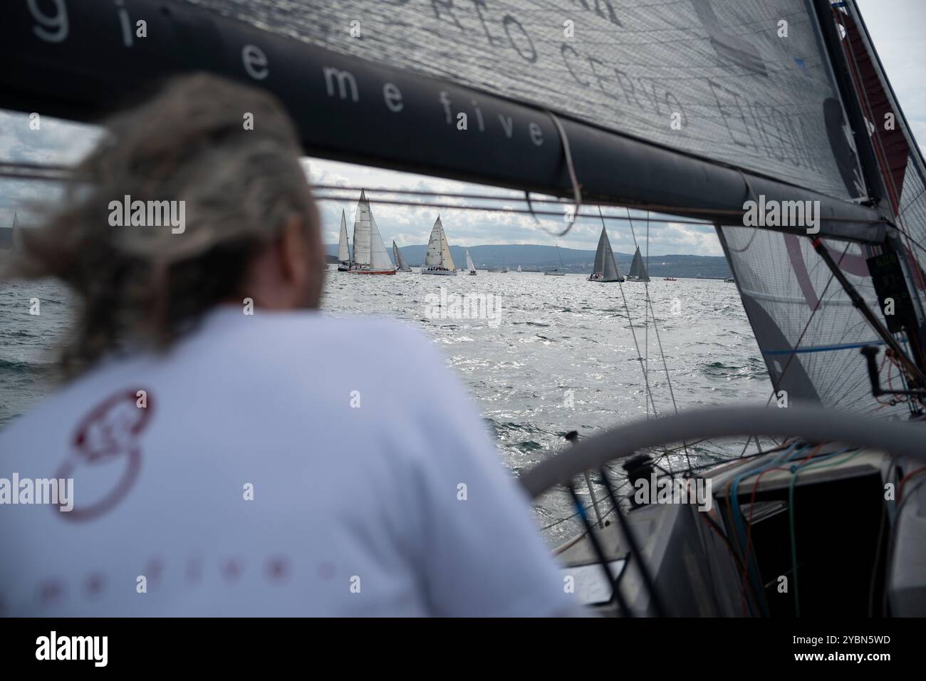 Ein allgemeiner Überblick über die 56. Ausgabe der Barcolana International Yachting Regatta in Triest, Italien, am 13. Oktober 2024. Das historische Barcolana Stockfoto