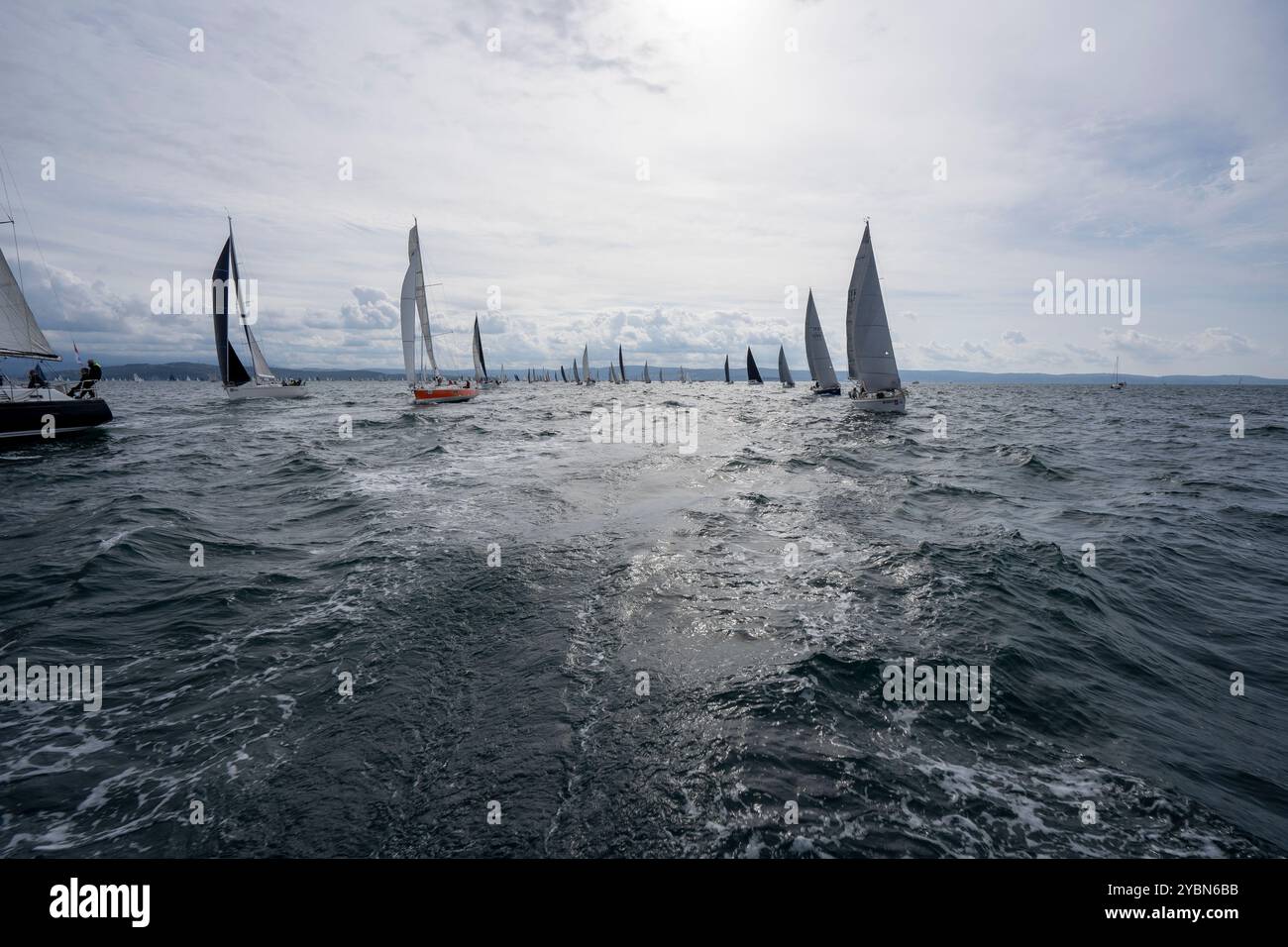 Ein allgemeiner Überblick über die 56. Ausgabe der Barcolana International Yachting Regatta in Triest, Italien, am 13. Oktober 2024. Das historische Barcolana Stockfoto