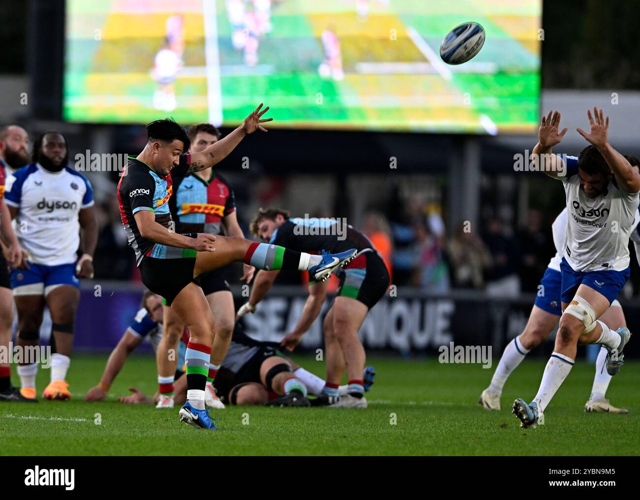 Twickenham, Vereinigtes Königreich. Oktober 2024. Premierminister Rugby. Harlequins V Bath Rugby. Die Treppe. Twickenham. Marcus Smith (Harlequins) tritt als Charlie Ewels (Bath) versucht, während des Harlequins V Bath Rugby Gallagher Premiership Rugby Match zu blockieren. Quelle: Sport In Pictures/Alamy Live News Stockfoto