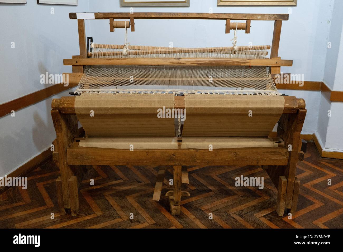 Holzstuhl. Weben Hand alte Maschine. Wolle weben Stockfoto