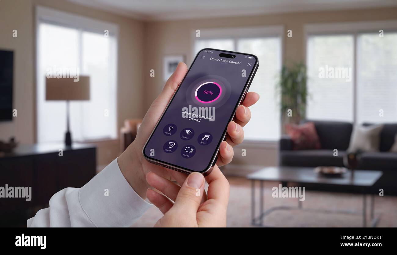 Steuerung von Jalousien und Vorhängen im Wohnzimmer über eine mobile App. Frauenhand mit Smartphone, moderne Heimautomatisierung für Lichtsteuerung und Pri Stockfoto