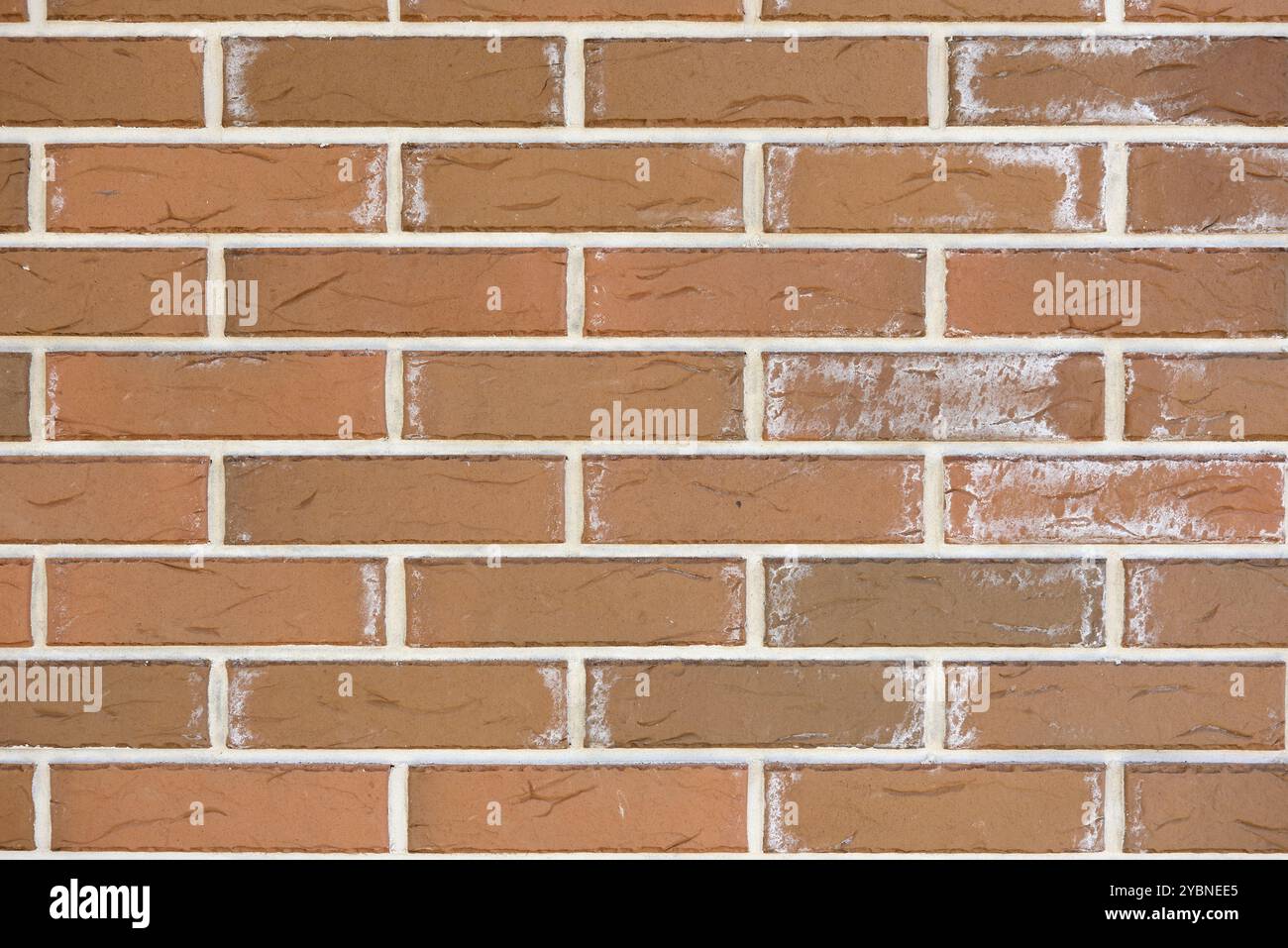 Ziegelwand mit weißen Salzflecken Stockfoto