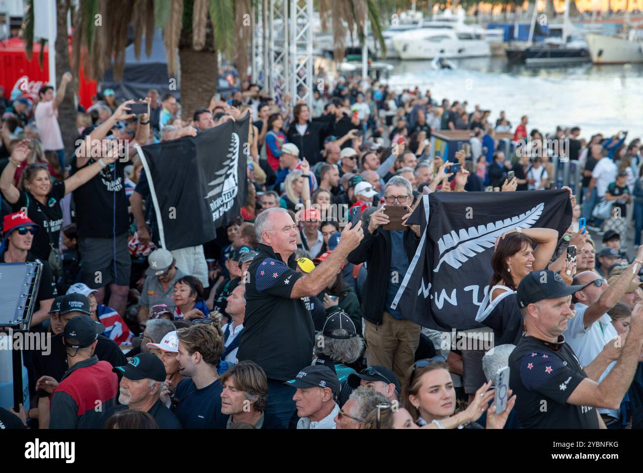 Die Gewinner des America's Cup, Emirates Team New Zealand, erhalten die Trophäe, mit der sie in einem Finale als Sieger mit 7 zu 2 Siegen ausgezeichnet wurden. Los ganadores de la America's Cup, Emirates Team New Zealand, Reciben el trofeo que los acredita como Campeones en una final donde resultaron claros vencedores con 7 Victorias a 2. AUF DEM BILD: DOUGAL ALLAN, HAMISH BOND, PETER BURLING, LOUIS CROSBY, RAY DAVIES, ASCHENSCHNEIDER, MARCUS HANSEN, JOSH JUNIOR, ANDY MALONEY, SAM MEECH, NATHAN OUTTERIDGE, KIM SIMPERINGHAM, LOUIS SINCLAIR, BLAIR TUKE, MARIUS VAN DER POL, SIMON VAN Stockfoto