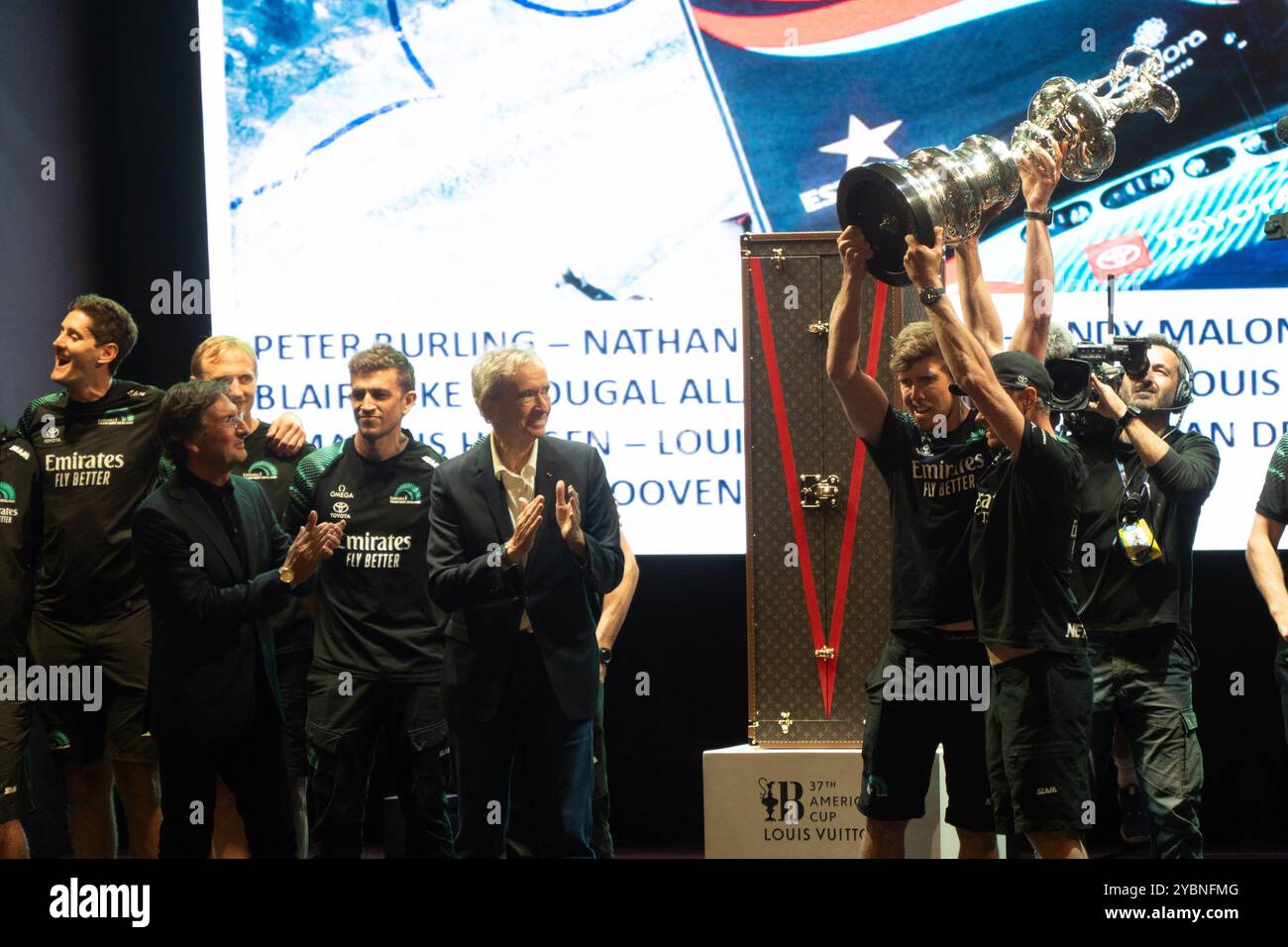 Die Gewinner des America's Cup, Emirates Team New Zealand, erhalten die Trophäe, mit der sie in einem Finale als Sieger mit 7 zu 2 Siegen ausgezeichnet wurden. Los ganadores de la America's Cup, Emirates Team New Zealand, Reciben el trofeo que los acredita como Campeones en una final donde resultaron claros vencedores con 7 Victorias a 2. AUF DEM BILD: DOUGAL ALLAN, HAMISH BOND, PETER BURLING, LOUIS CROSBY, RAY DAVIES, ASCHENSCHNEIDER, MARCUS HANSEN, JOSH JUNIOR, ANDY MALONEY, SAM MEECH, NATHAN OUTTERIDGE, KIM SIMPERINGHAM, LOUIS SINCLAIR, BLAIR TUKE, MARIUS VAN DER POL, SIMON VAN Stockfoto