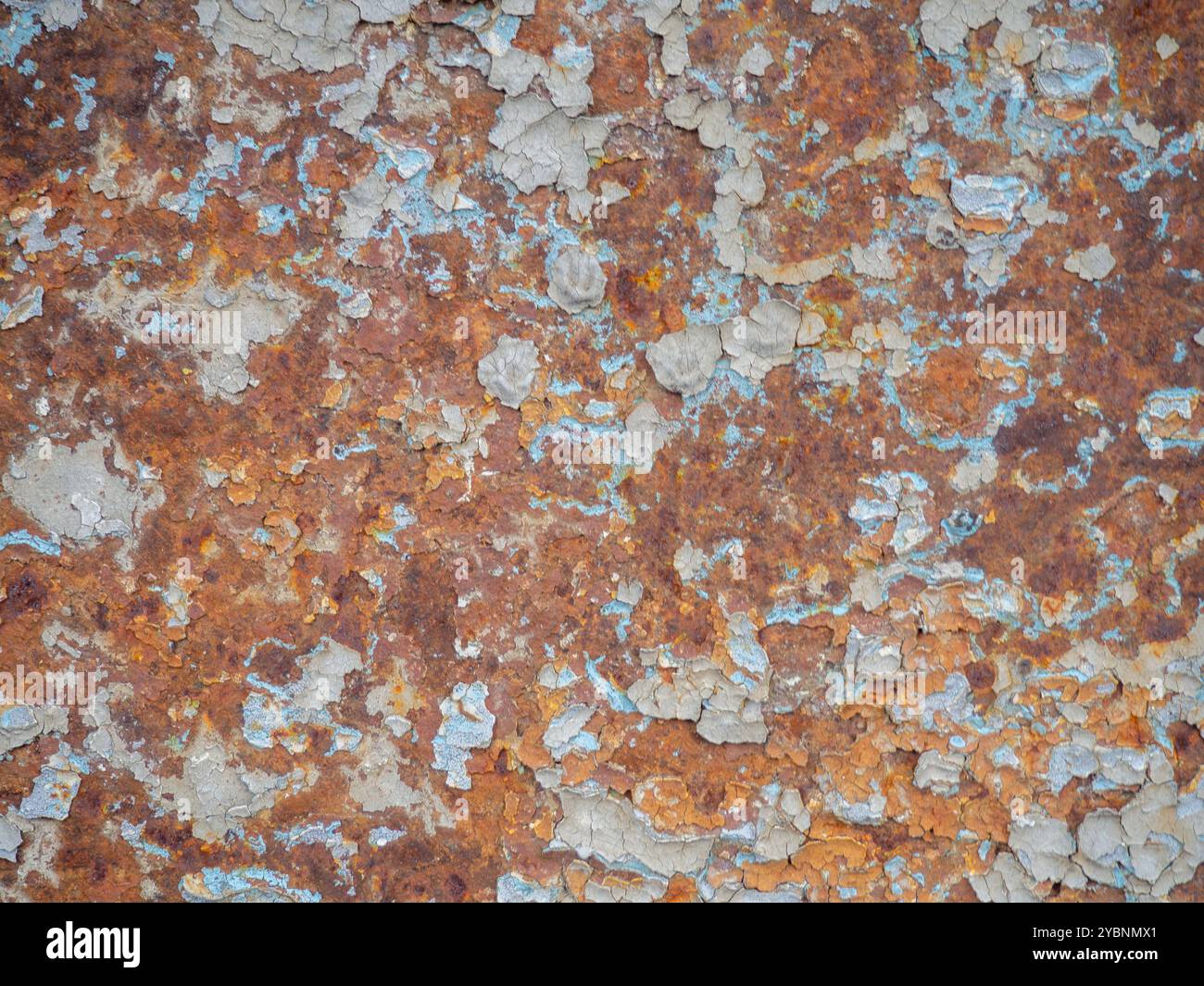 Rostige Oberfläche. Altes Metall mit abblätternder Farbe. Rost auf unebener Metalloberfläche. Hintergrund Stockfoto