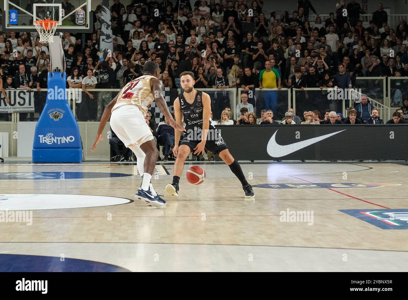 Jordan Ford von Dolomiti Energia Trentino im Spiel zwischen Dolomiti Energia Trentino und Umana Reyer Venezia, reguläre Saison der A1 IT Stockfoto