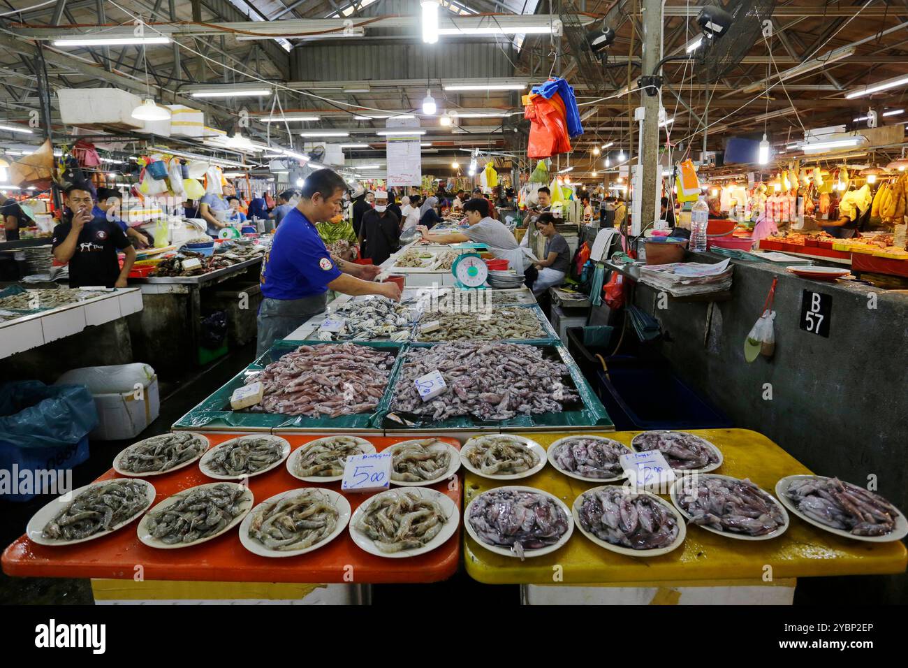 Kuala Lumpur, Malaysia - 3. August 2023: Malaysische Händler warten im Bereich Meeresfrüchte des traditionellen Wet Market Chow Kit auf Kunden. Stockfoto