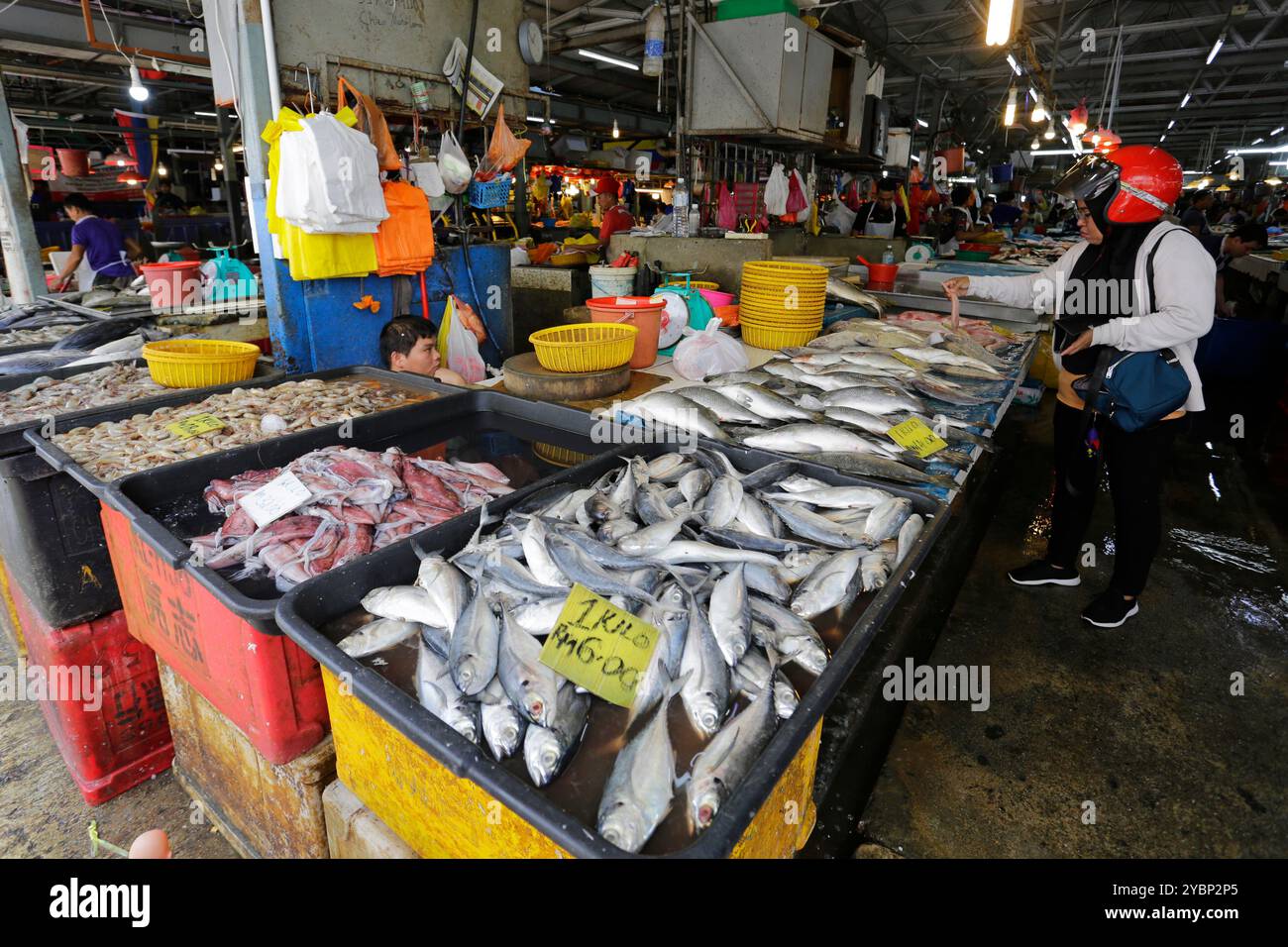 Kuala Lumpur, Malaysia - 3. August 2023: Malaysische Kunden kaufen im Bereich der frischen Meeresfrüchte des traditionellen Wet Market Chow Kit ein. Stockfoto