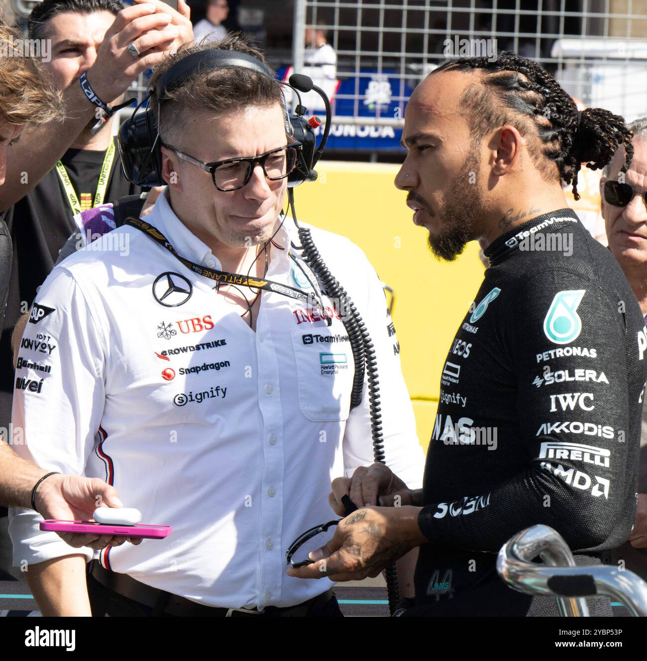 Austin, Texas, USA, 19. Oktober 2024. 44 LEWIS HAMILTON Mercedes AMG Petronas F1 Team diskutiert Rennstrategie Senior Engineer PETER BONNINGTON (Bild: © Hoss McBain/ZUMA Press Wire) NUR REDAKTIONELLE VERWENDUNG! Nicht für kommerzielle ZWECKE! Credit: ZUMA Press, Inc./Alamy Live News Credit: ZUMA Press, Inc./Alamy Live News Stockfoto