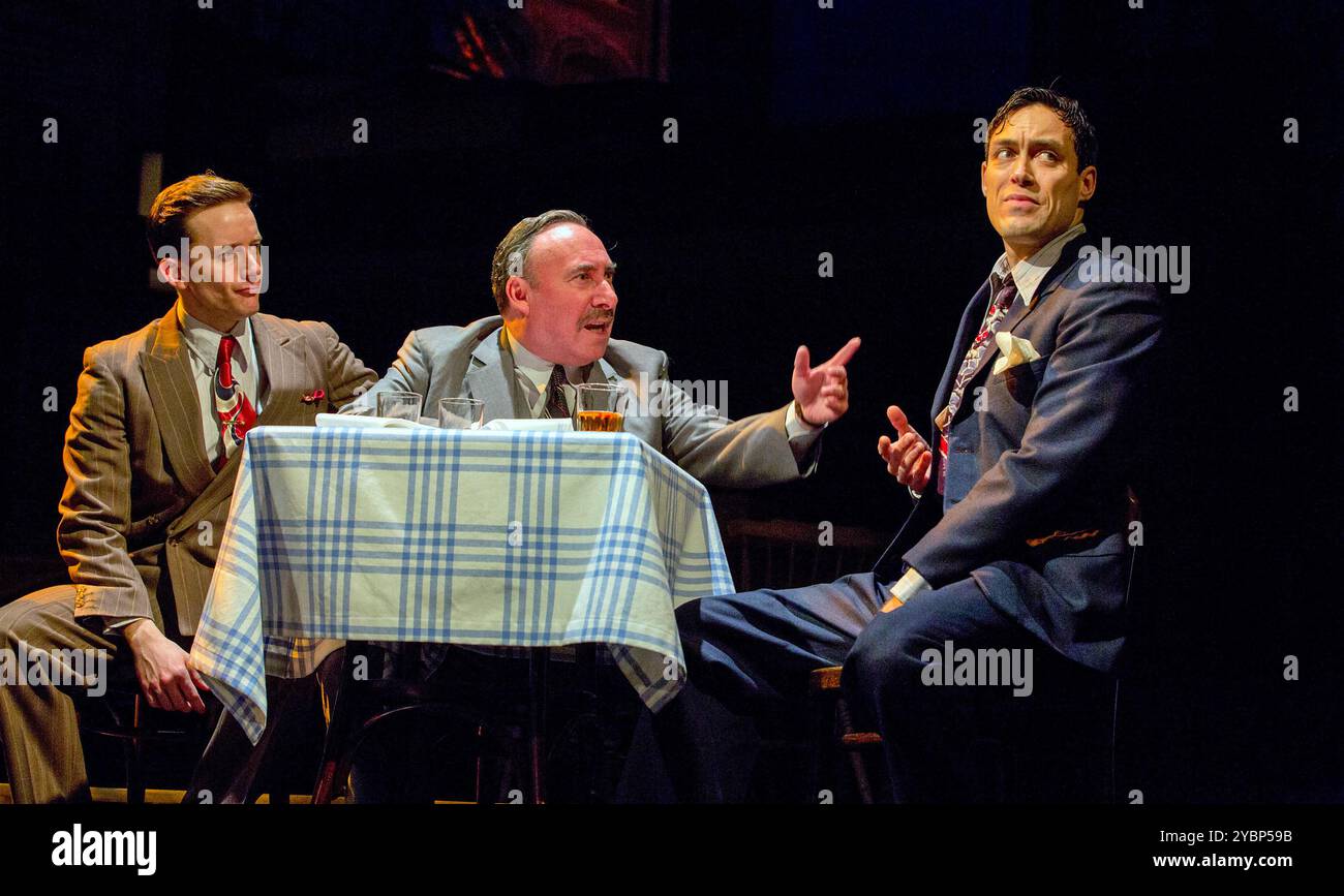 Frank's Chophouse - l-r: Sam Marks (Happy), Antony Sher (Willy Loman), Alex Hassell (Biff) im TOD Eines VERKÄUFERS von Arthur Miller bei der Royal Shakespeare Company (RSC), Royal Shakespeare Theatre, Stratford-upon-Avon, England 01/04/2015 Design: Stephen Brimson Lewis Beleuchtung: Tim Mitchell Regisseur: Gregory Doran Stockfoto
