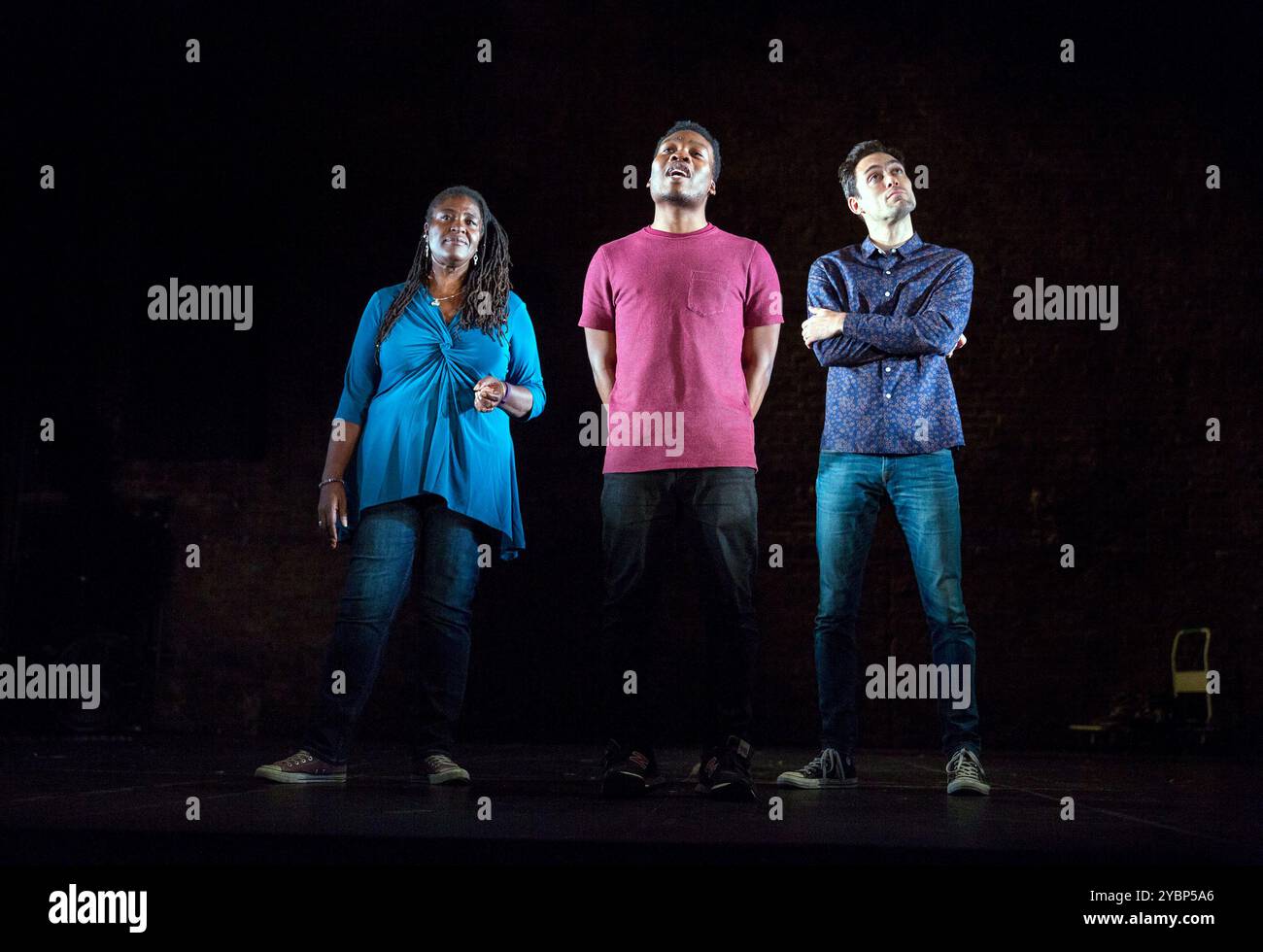 l-r: Sharon D Clarke, Fisayo Akinade, Alex Hassell in SCHWEINE UND HUNDE von Caryl Churchill im Jerwood Theatre Downstairs, Royal Court Theatre, London SW1 22/07/2016 Beleuchtung: Jack Williams Regisseur: Dominic Cooke Stockfoto