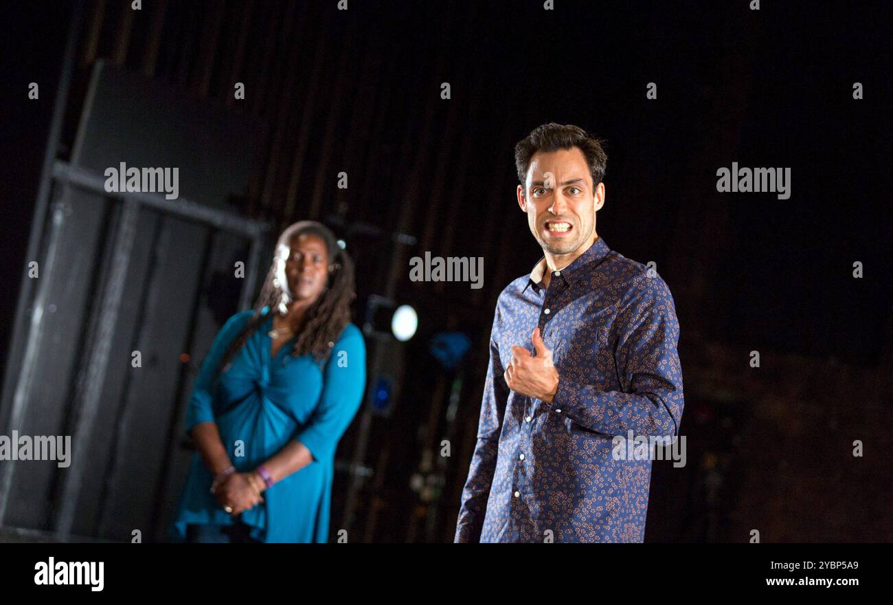 Sharon D Clarke, Alex Hassell in PIGS AND DOGS von Caryl Churchill im Jerwood Theatre Downstairs, Royal Court Theatre, London SW1 22/07/2016 Beleuchtung: Jack Williams Regisseur: Dominic Cooke Stockfoto