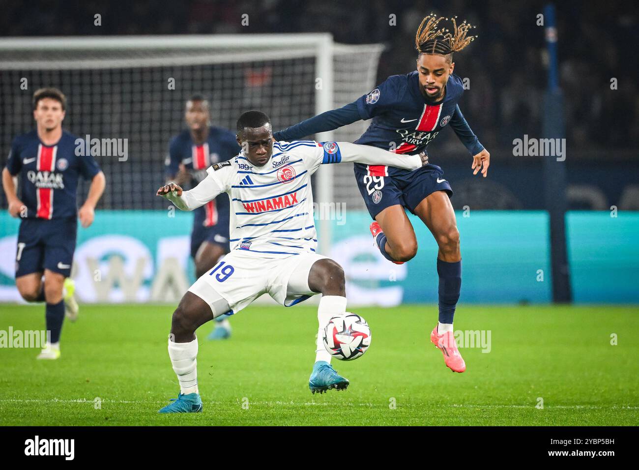 Paris, Frankreich, Frankreich. Oktober 2024. Habib DIARRA von Straßburg und Bradley BARCOLA von PSG während des Ligue-1-Spiels zwischen Paris Saint-Germain (PSG) und RC Straßburg im Parc des Princes Stadium am 19. Oktober 2024 in Paris. (Kreditbild: © Matthieu Mirville/ZUMA Press Wire) NUR REDAKTIONELLE VERWENDUNG! Nicht für kommerzielle ZWECKE! Stockfoto