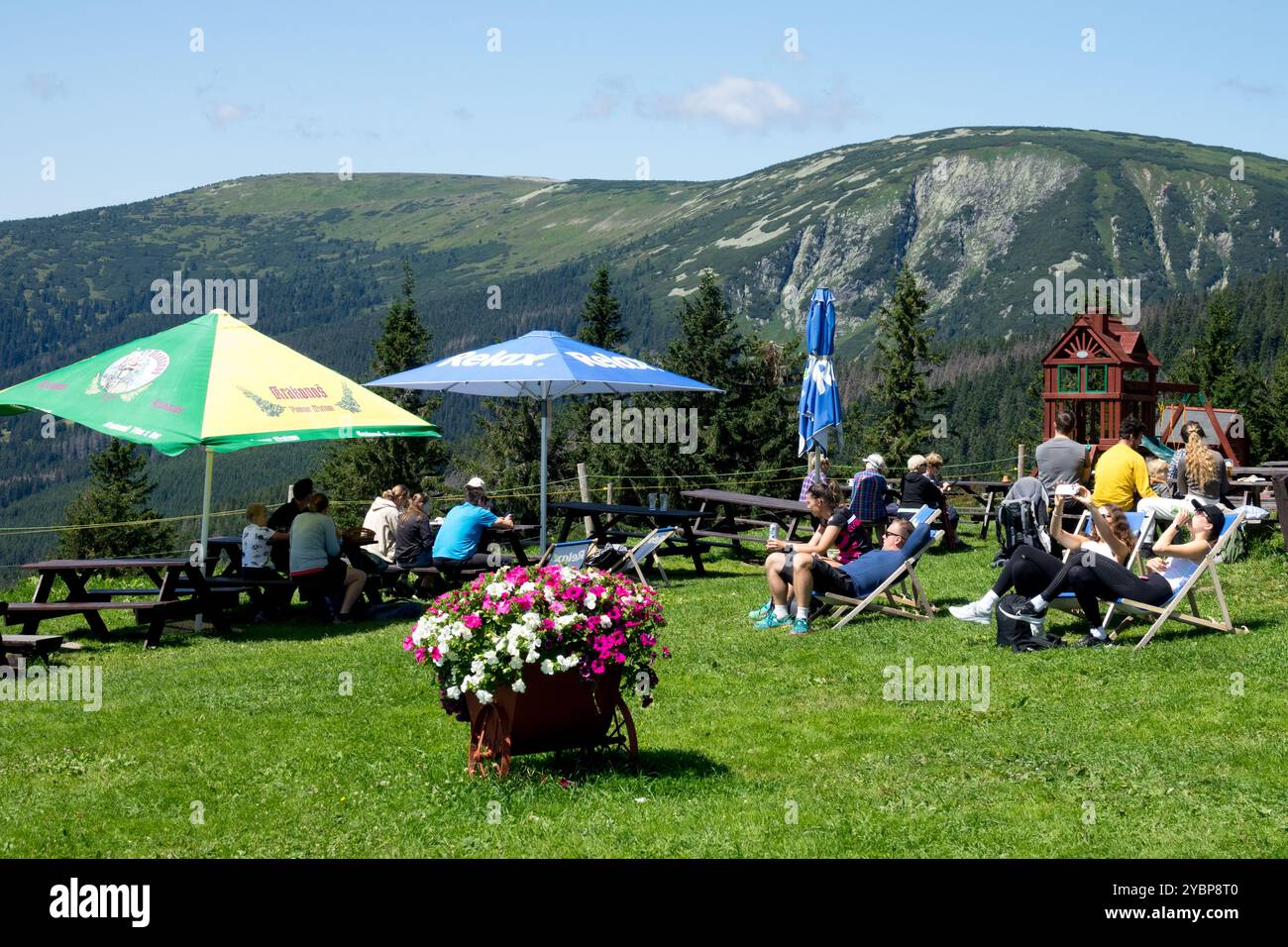 Touristen genießen die Aussicht von Decinske Boudy Hut auf das Panorama des Studnicni Hora Berg Krkonose Nationalpark Tschechische Republik Europa Stockfoto