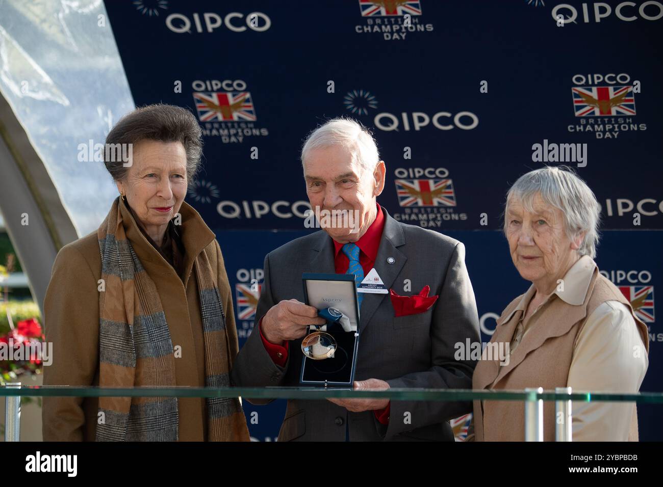 Ascot, Berkshire, Großbritannien. Oktober 2024. Die Prinzessin Royal, Prinzessin Anne Made, überreichte heute beim QIPCO British Champions Day 2024 eine Medaille mit Jack Berry MBE auf der Ascot Racecourse in Berkshire. Jack Berry MBE wurde in die QIPCO British Champions Series Hall of Fame aufgenommen. Er war die größte Spendenaktion des Rennens. Jack war maßgeblich an der Gründung des verletzten Jockey's Fund vor 60 Jahren beteiligt und seine Vision führte zu Oaksey House in Lambourn, Berkshire und Berry House in Malton, Yorkshire. Beide sind erstklassige Rehabilitationszentren für Jockeys. Quelle: Maureen McLean/Alamy Live News Stockfoto