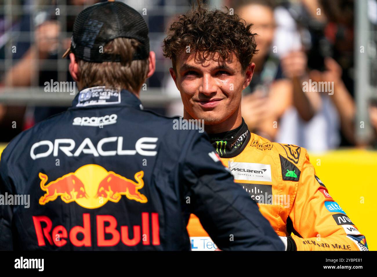 Austin, Usa. Oktober 2024. Der britische Formel-1-Pilot Lando Norris vom McLaren F1 Team spricht mit dem niederländischen Formel-1-Fahrer Max Verstappen von Red Bull Racing nach dem Sprint-Rennen beim Formel-1-Grand Prix der Vereinigten Staaten auf dem Circuit of the Americas in Austin, Texas am Samstag, den 19. Oktober 2024. Foto: Greg Nash/UPI Credit: UPI/Alamy Live News Stockfoto