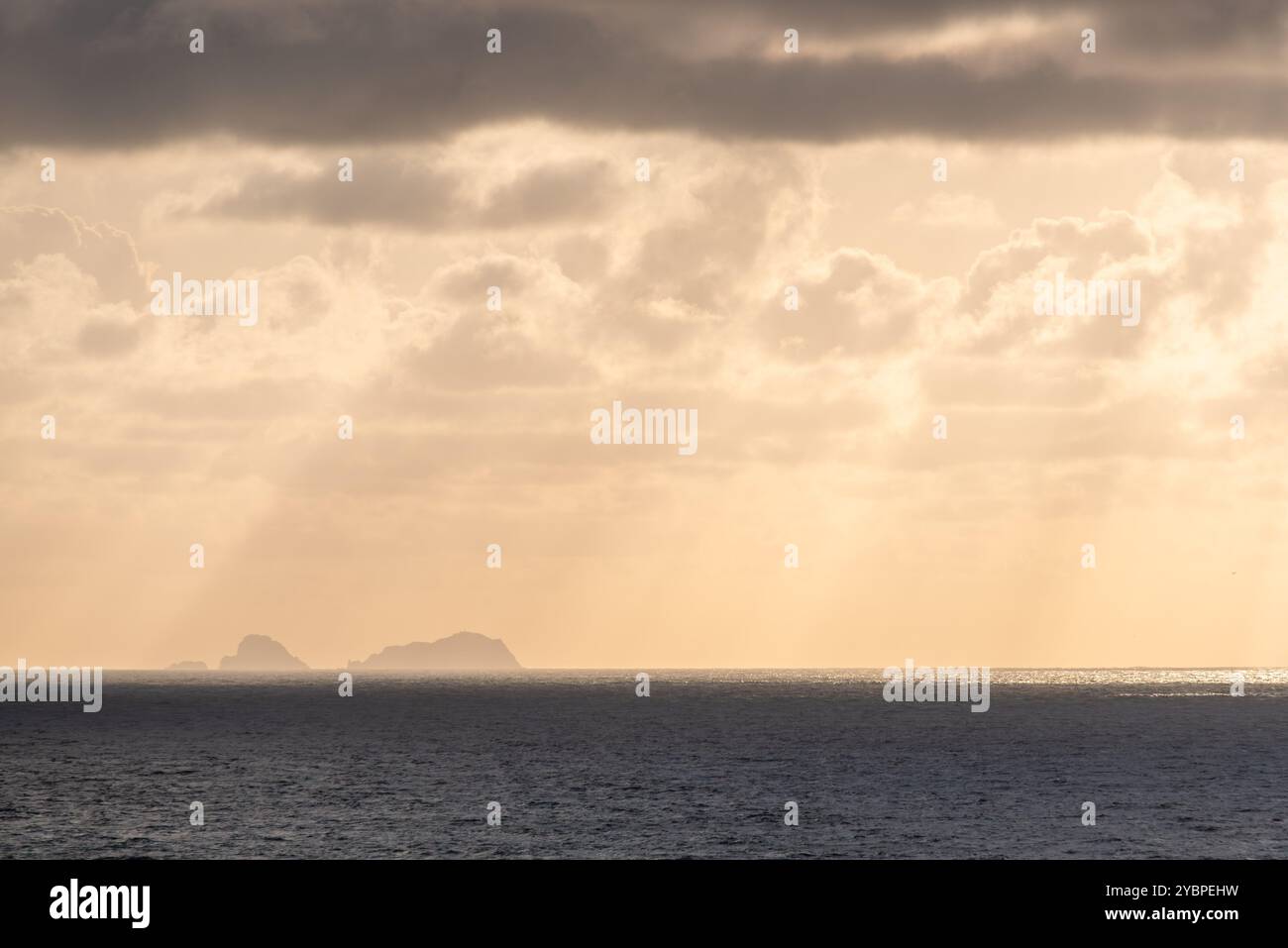 Malerischer Sonnenuntergang und Wolken an der Küste bis zum atlantischen Ozean in Foz de Arelho, Portugal Stockfoto