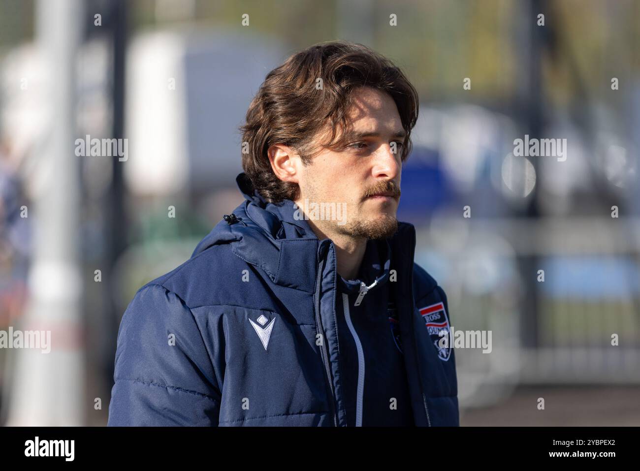 Perth, Schottland. Oktober 2024. James Brown kommt zum William Hill SPFL Premiership Spiel zwischen St Johnstone und Ross County im McDiarmid Park. Quelle: Connor Douglas/Alamy Live News Stockfoto