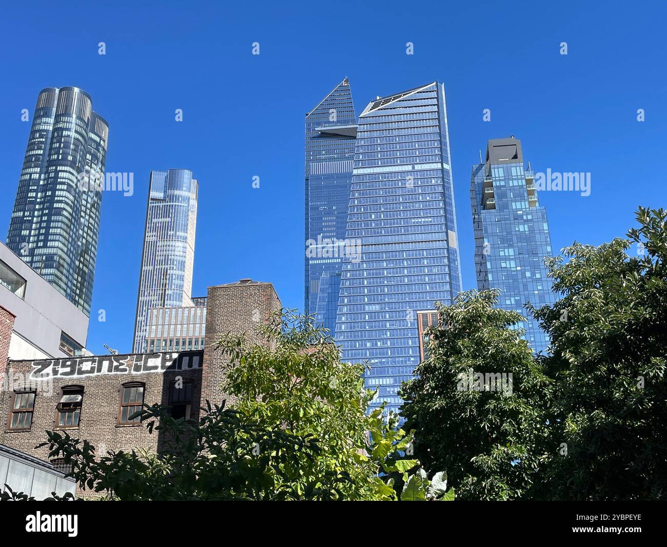Die Wolkenkratzer der Hudson Yards von der High Line aus gesehen, einer erhöhten Güterzuglinie, die heute Public Park, 2024, New York City, USA Stockfoto