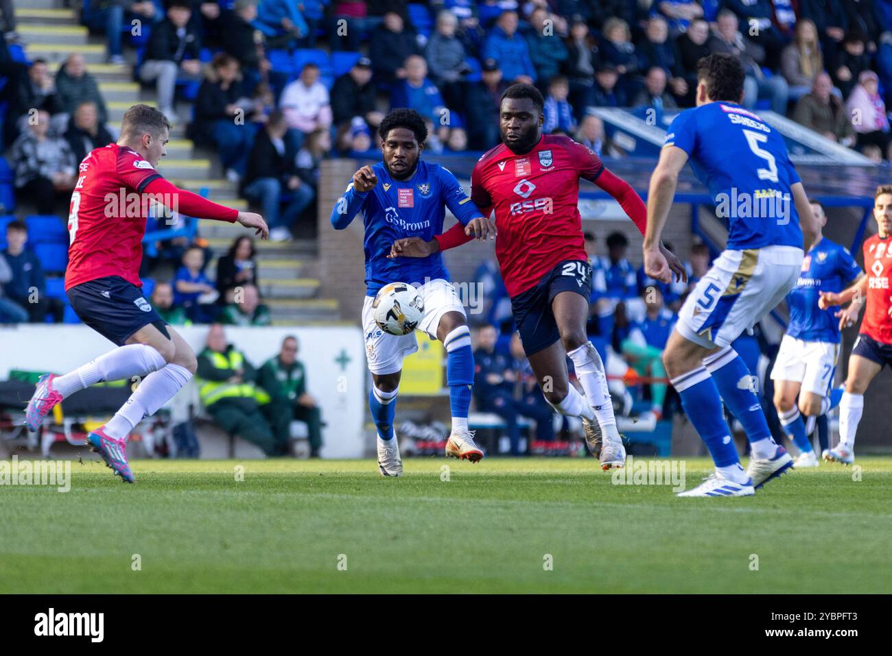 Perth, Schottland. Oktober 2024. Michee Efete und Andre Raymond kämpfen um den Ball während des William Hill SPFL Premiership Matches zwischen St Johnstone und Ross County im McDiarmid Park. Quelle: Connor Douglas/Alamy Live News Stockfoto