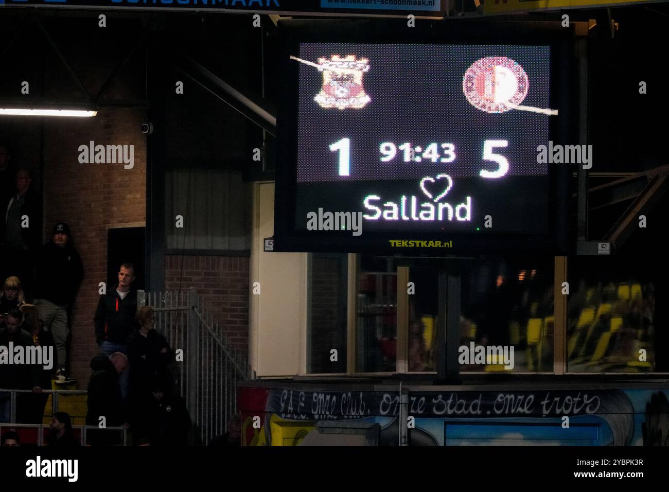Deventer, Niederlande. Oktober 2024. Deventer - die Anzeigetafel zeigt die Endpunktzahl von 1-5 in der siebten Runde der Eredivisie-Saison 2024/2025. Das Spiel findet zwischen Go Ahead Eagles und Feyenoord in de Adelaarshorst am 19. Oktober 2024 in Deventer, Niederlande, statt. Credit: Box to Box Pictures/Alamy Live News Stockfoto