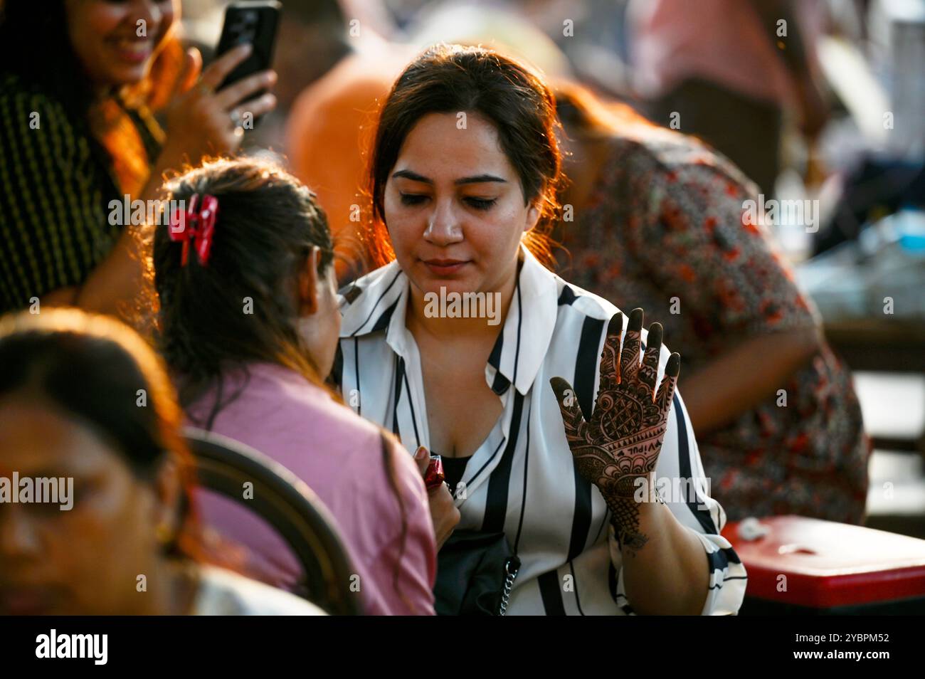 NEW DELHI, INDIEN – 19. OKTOBER: Eine Frau bekommt ihre Hände im