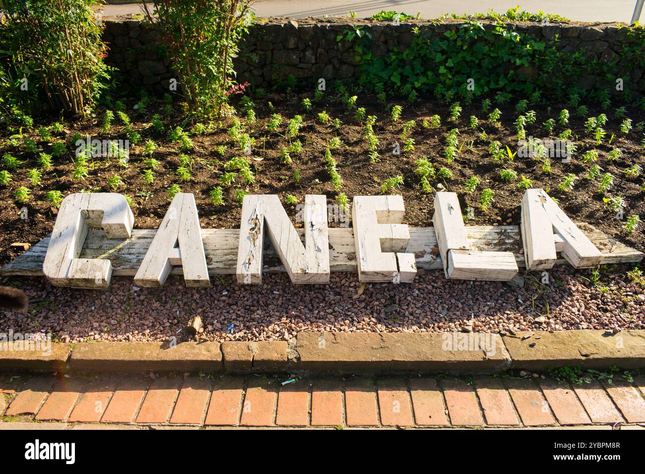 Canela, Brasilien - 15. Oktober 2024: Hölzernes Canela-Schild im Stadtzentrum, touristische Stadt in der Region Serra Gaucha Stockfoto