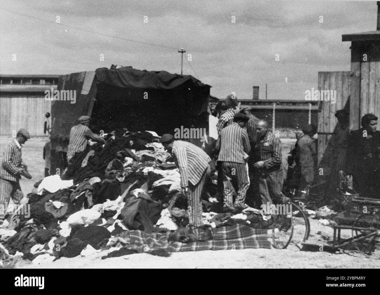 Gefangene des Aufräumungskommandos entladen das konfiszierte Eigentum eines Transports ungarischer Juden in einem Lager in Auschwitz. Die Juden in Ungarn waren ziemlich sicher, bis Hitler aus Angst, Ungarn würde einen Vertrag mit den Alliierten suchen, die Invasion des Landes im März 1944 anordnete. Zwischen dem 15. Mai und dem 9. Juli 1944 wurden über 434.000 Juden mit 147 Zügen deportiert, die meisten nach Auschwitz, wo etwa 80 Prozent bei der Ankunft vergast wurden. Der schnelle Fortschritt der Deportationen wurde durch die enge Zusammenarbeit zwischen den ungarischen und deutschen Behörden ermöglicht. Stockfoto