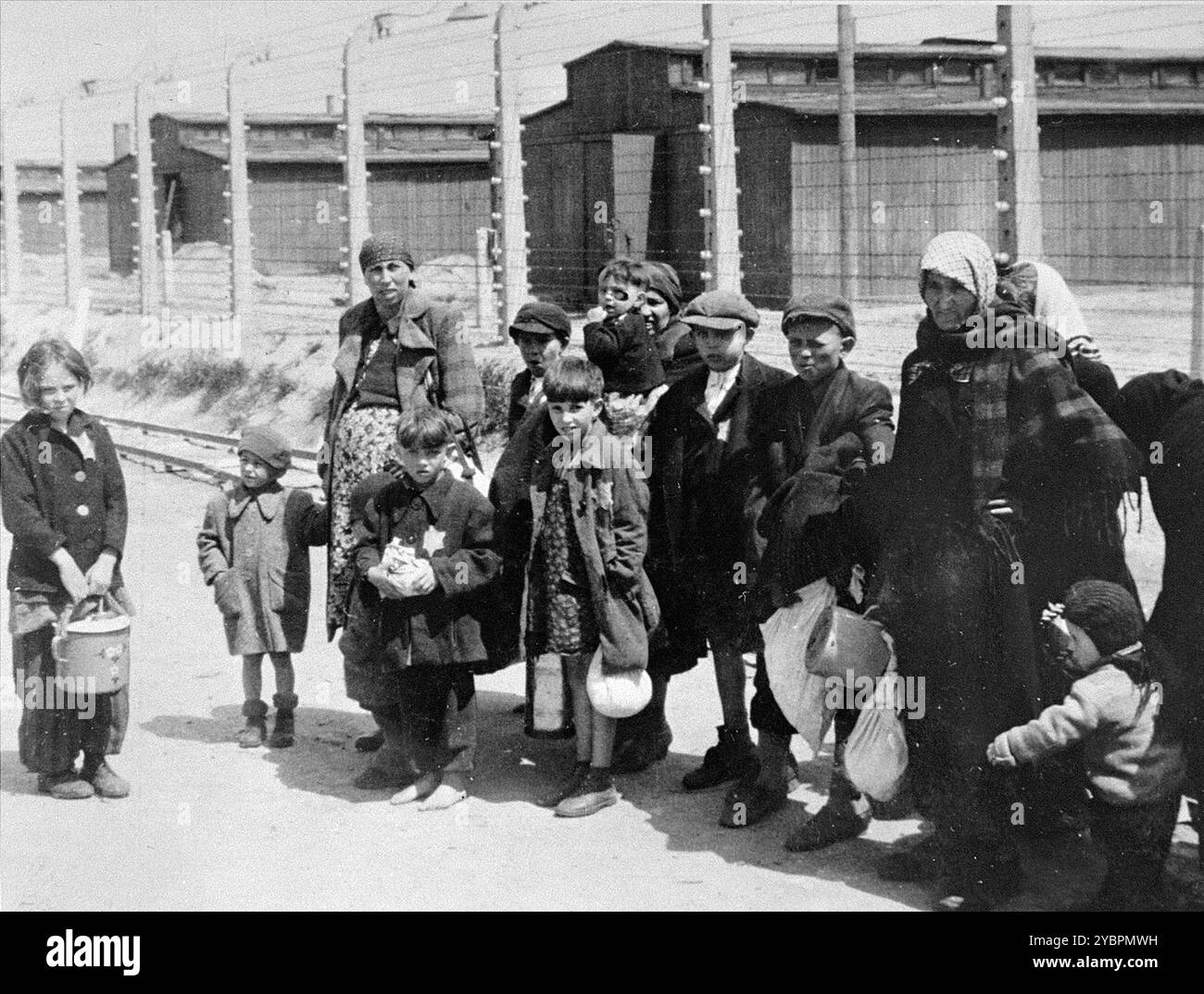 Jüdische Frauen und Kinder aus den Unterkarpaten Rus, die in Auschwitz-Birkenau zum Tode ausgewählt wurden, gehen in Richtung der Gaskammern. Die Juden in Ungarn waren ziemlich sicher, bis Hitler aus Angst, Ungarn würde einen Vertrag mit den Alliierten suchen, die Invasion des Landes im März 1944 anordnete. Zwischen dem 15. Mai und dem 9. Juli 1944 wurden über 434.000 Juden mit 147 Zügen deportiert, die meisten nach Auschwitz, wo etwa 80 Prozent bei der Ankunft vergast wurden. Der schnelle Fortschritt der Deportationen wurde durch die enge Zusammenarbeit zwischen den ungarischen und deutschen Behörden ermöglicht. Stockfoto