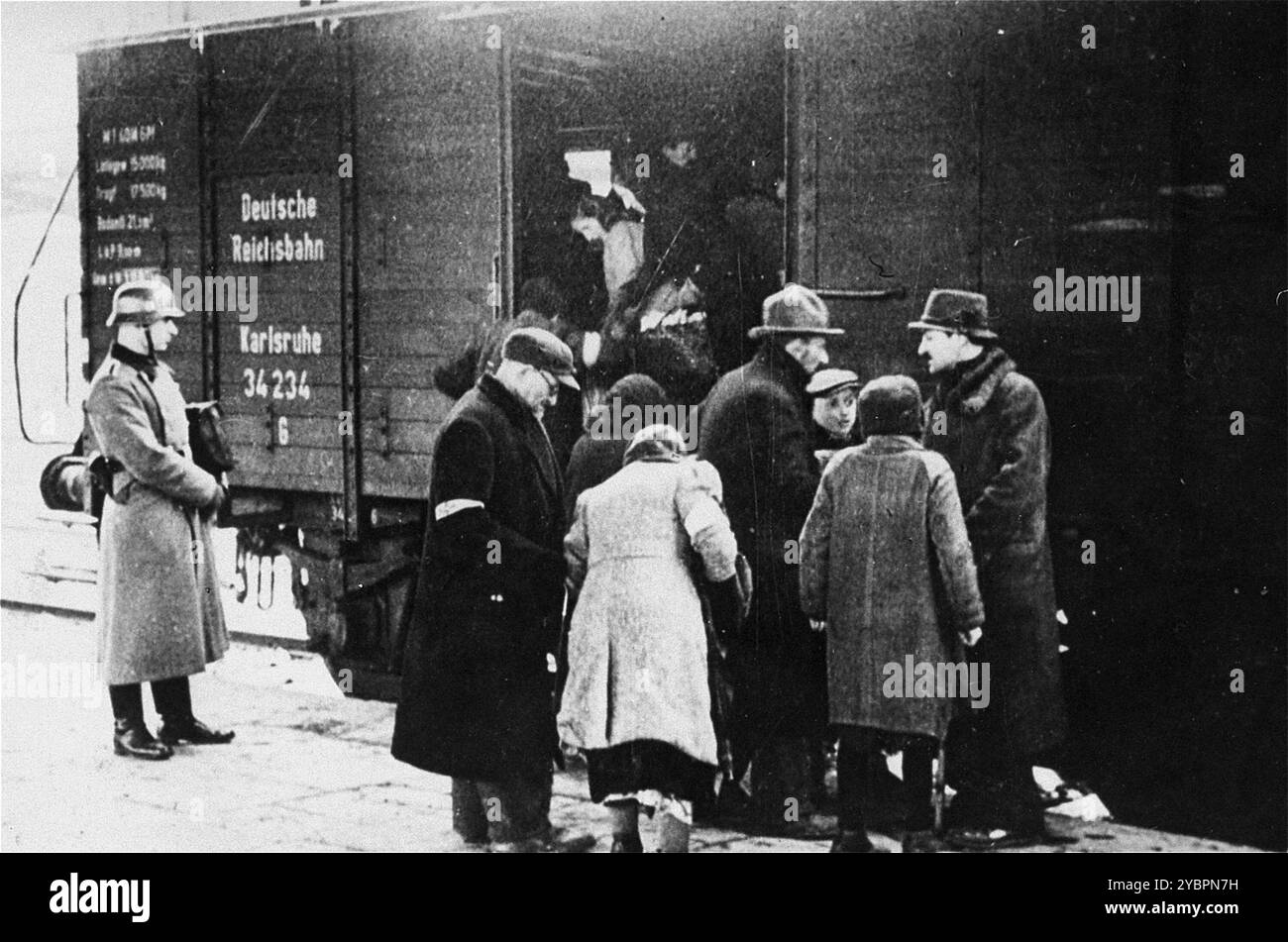 Ein SS-Mitglied überwacht die Einschiffung von Juden in Züge während einer Deportationsaktion im Krakauer Ghetto. Das Krakauer Ghetto wurde 1942/43 liquidiert und fast alle Einwohner wurden nach Belzec und Auschwitz geschickt. Einige der fähigen Menschen wurden in Sklavenarbeitslager geschickt. Stockfoto